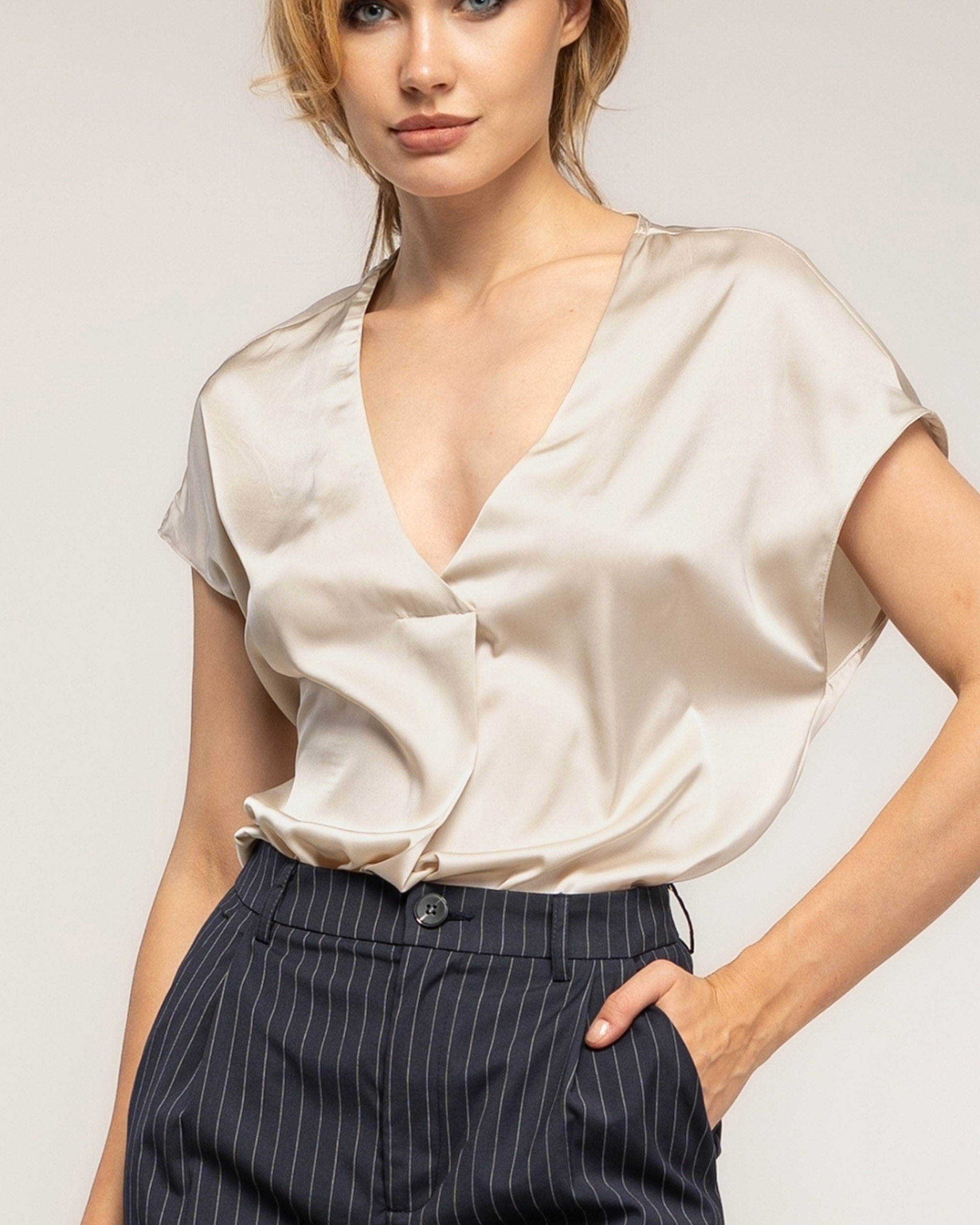 Top de mujer de raso con cuello pico - Tantra - Beige Beige-3