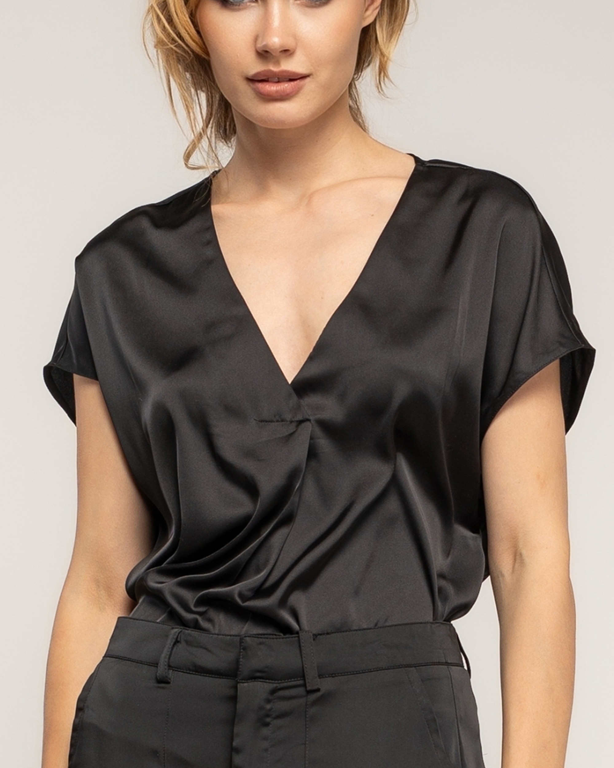 Top de mujer de raso con cuello pico - Tantra - Negro Negro-3