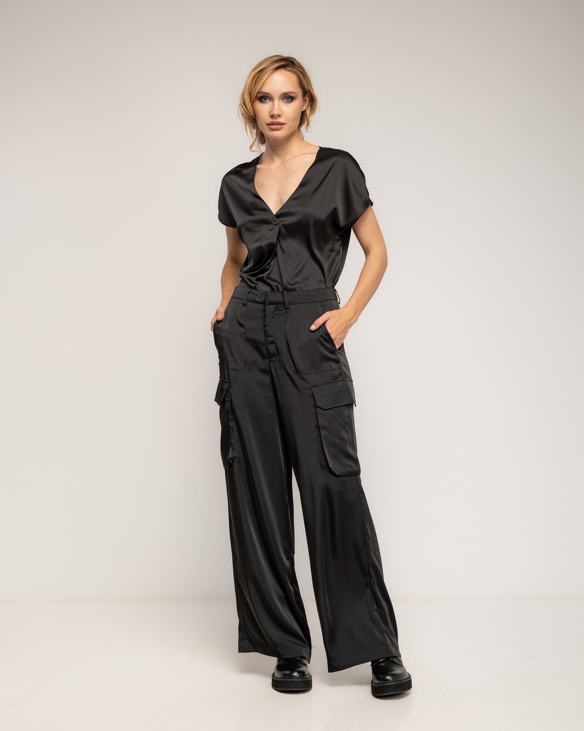 Pantalon de mujer de raso con bolsillos tipo cargo y frontales - Tantra - Negro Negro-1