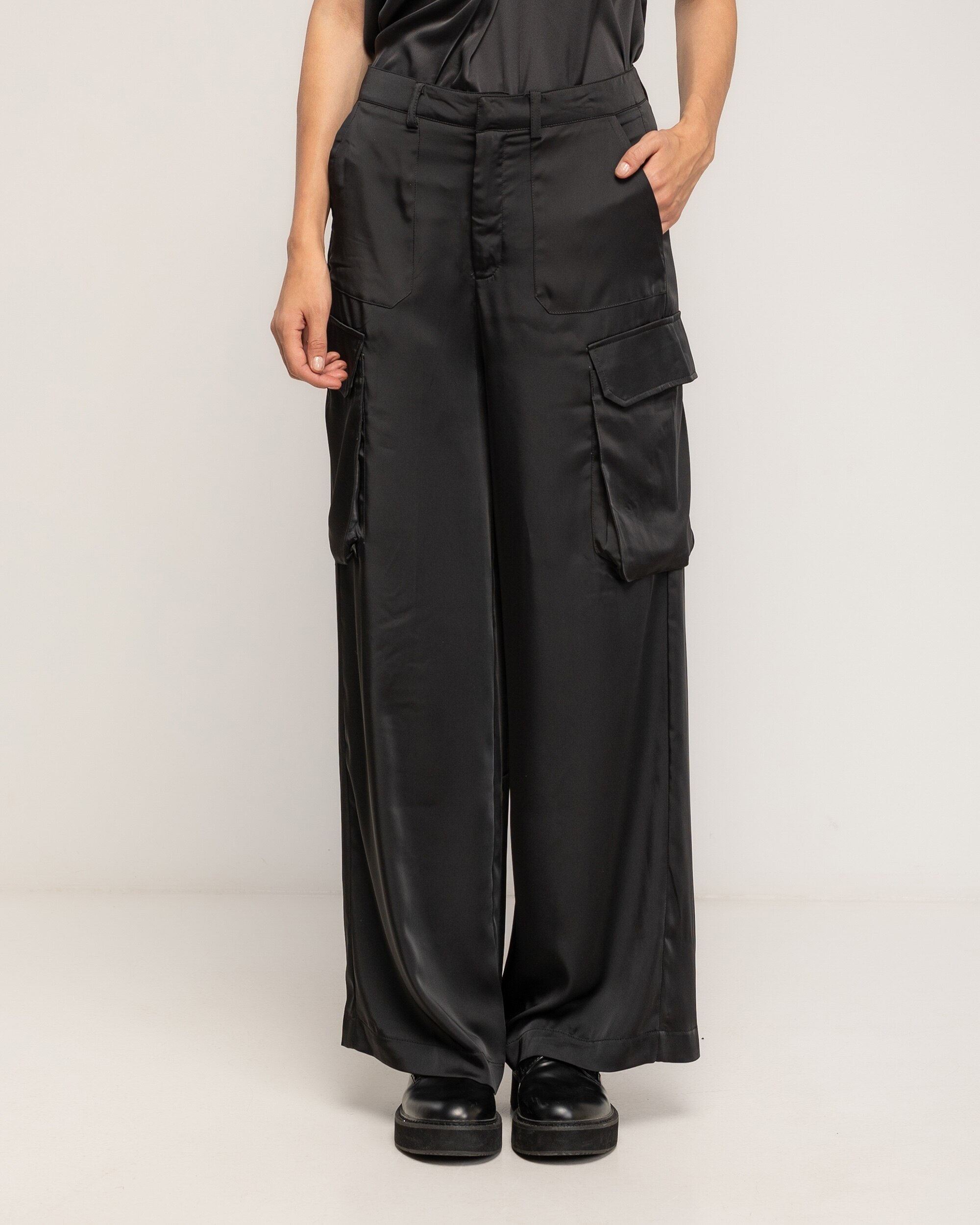 Pantalon de mujer de raso con bolsillos tipo cargo y frontales - Tantra - Negro Negro-2