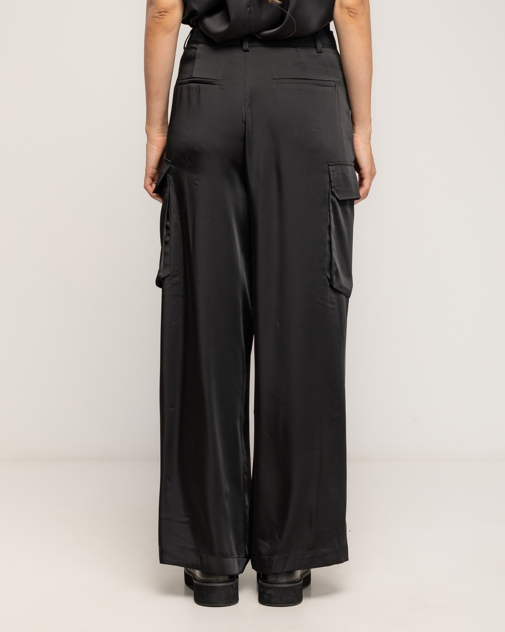Pantalon de mujer de raso con bolsillos tipo cargo y frontales - Tantra - Negro Negro-3