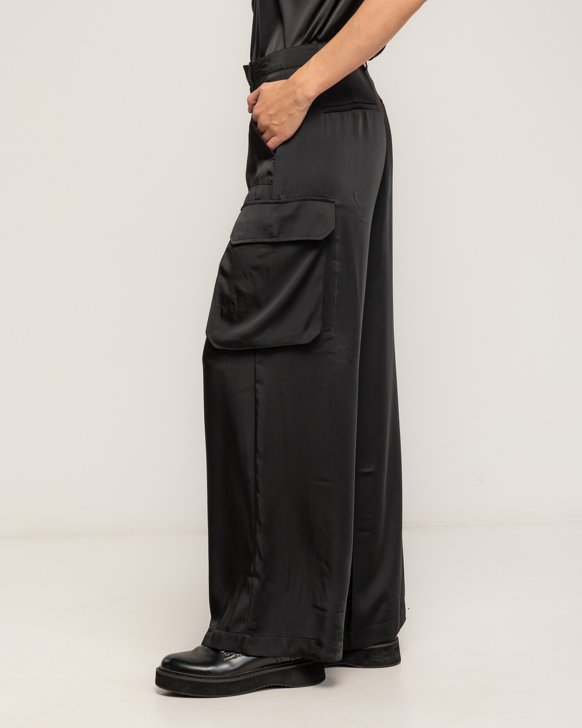 Pantalon de mujer de raso con bolsillos tipo cargo y frontales - Tantra - Negro Negro-4