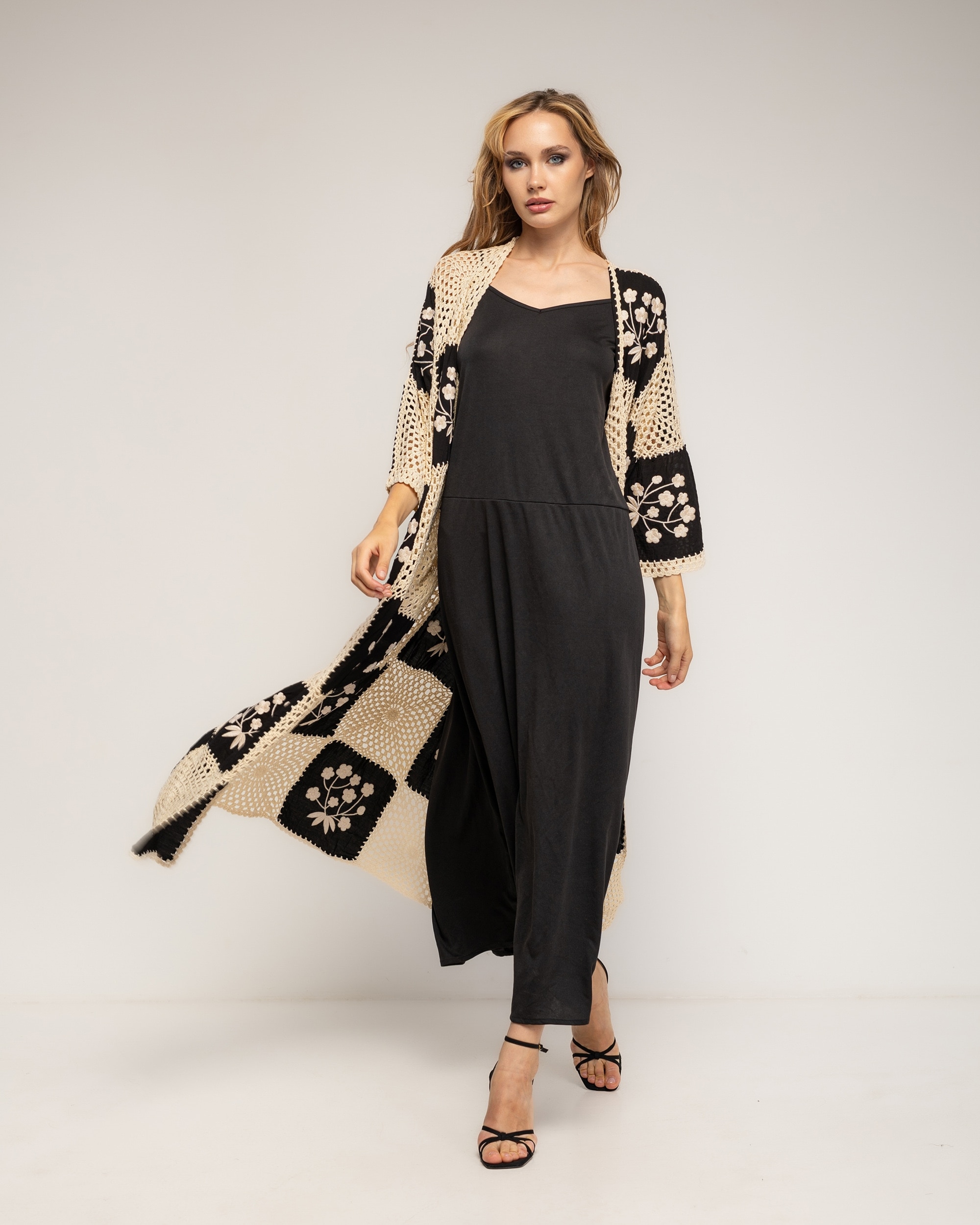 Chaqueta de mujer larga de crochet bicolor con bordados - Tantra - Negro Negro-1