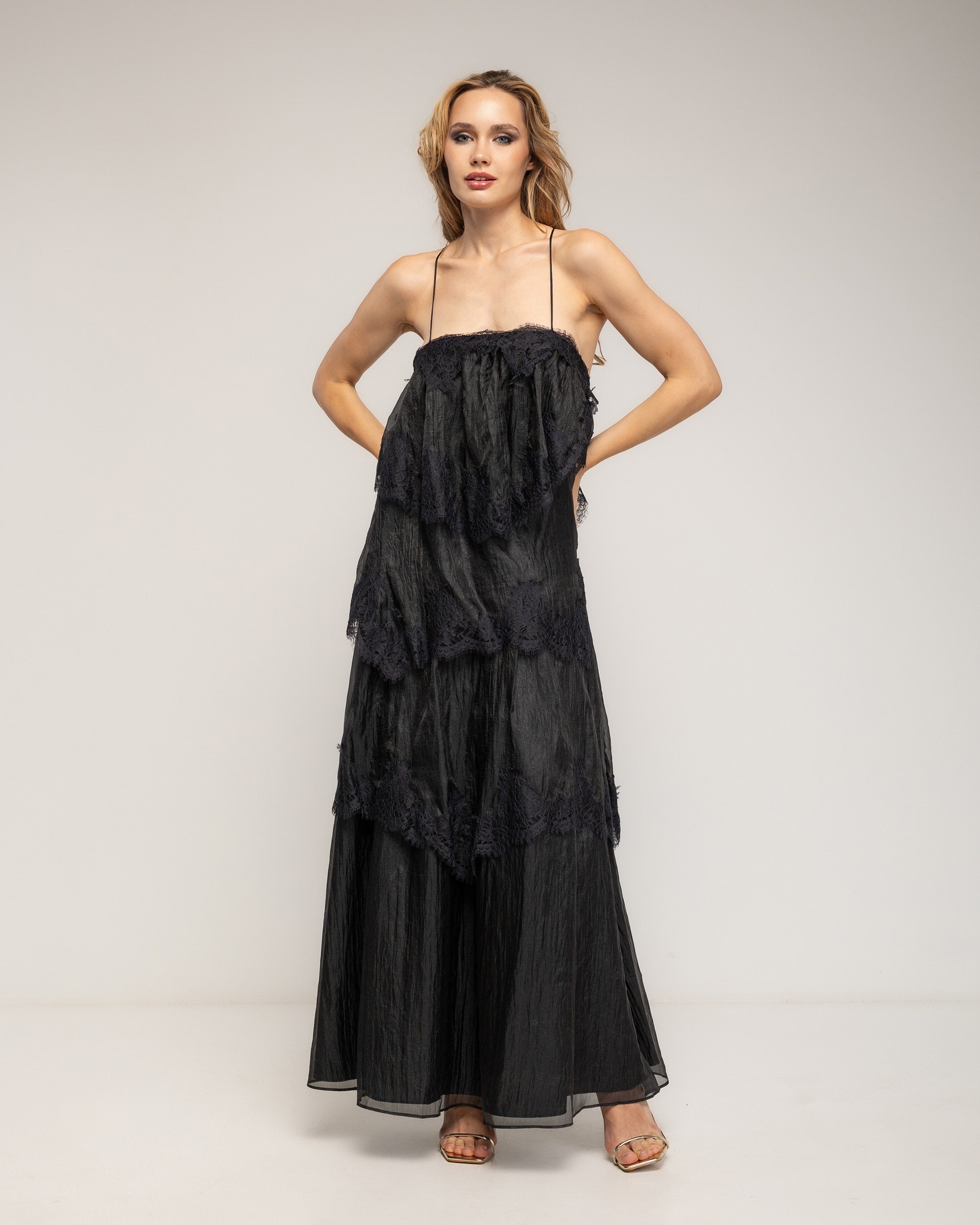 Imagen 0 de Vestido maxi de encaje y volantes con tirantes Negro