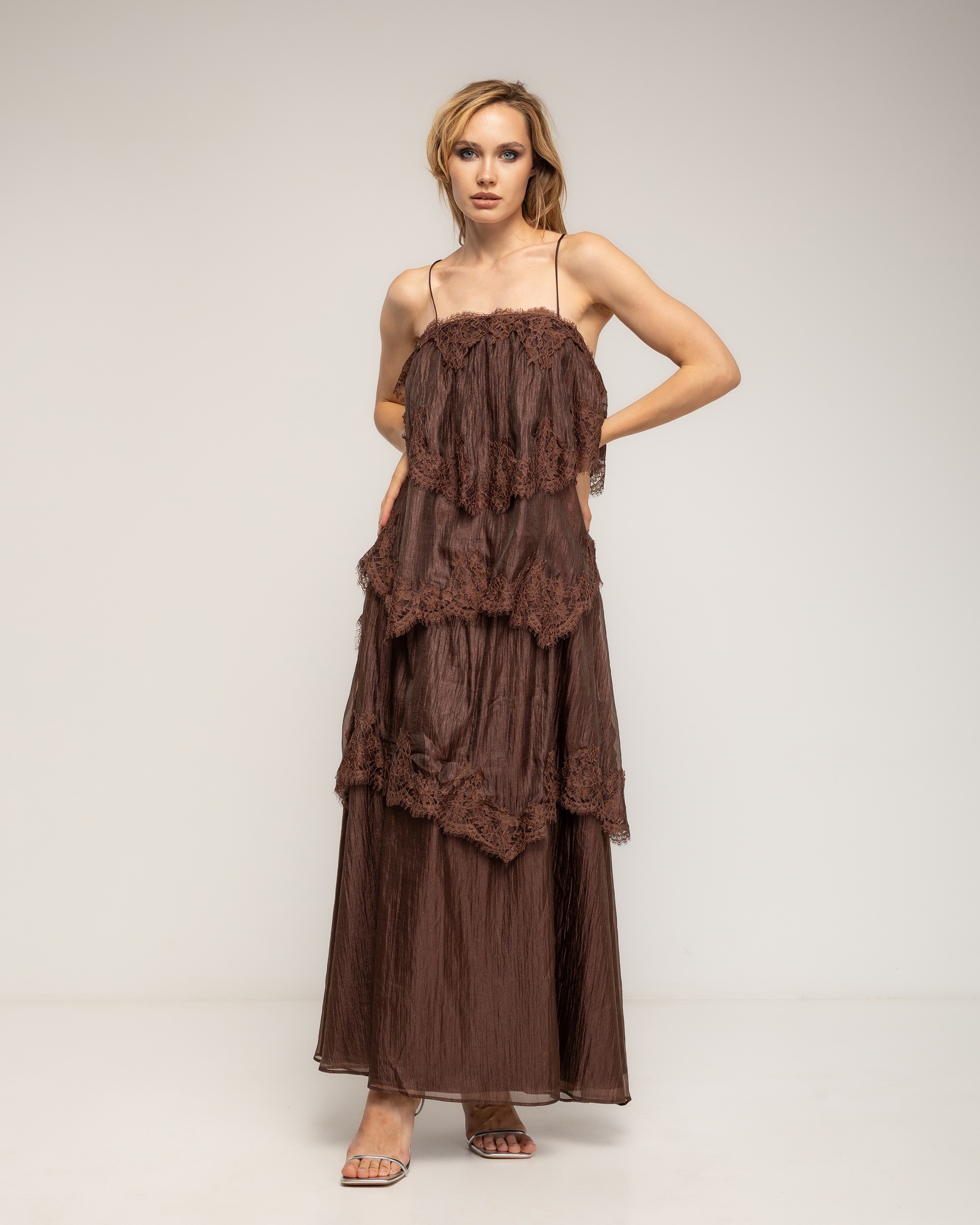 Vestido maxi de encaje y volantes con tirantes - Tantra - Marrón Marrón-1