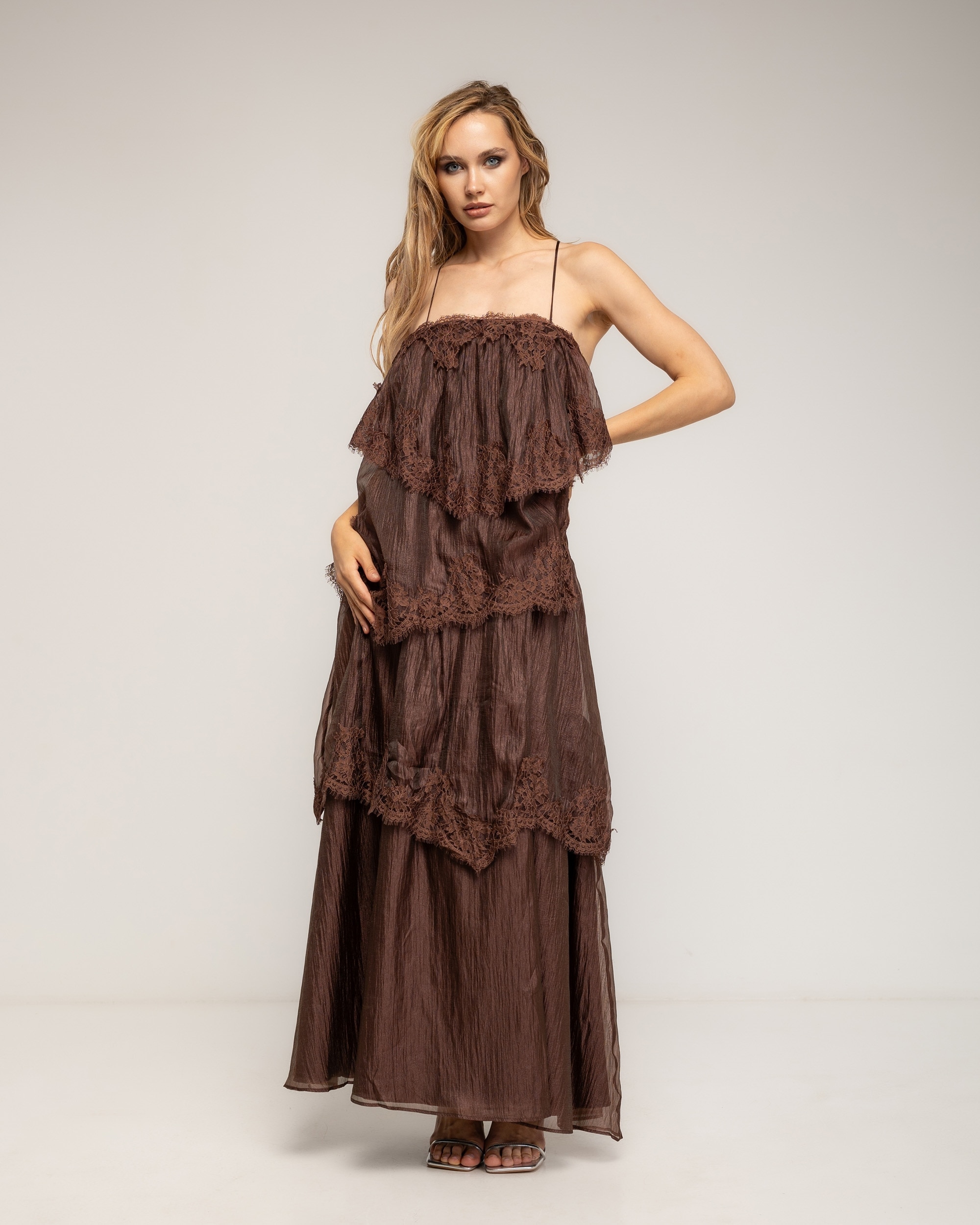Vestido maxi de encaje y volantes con tirantes - Tantra - Marrón Marrón-2