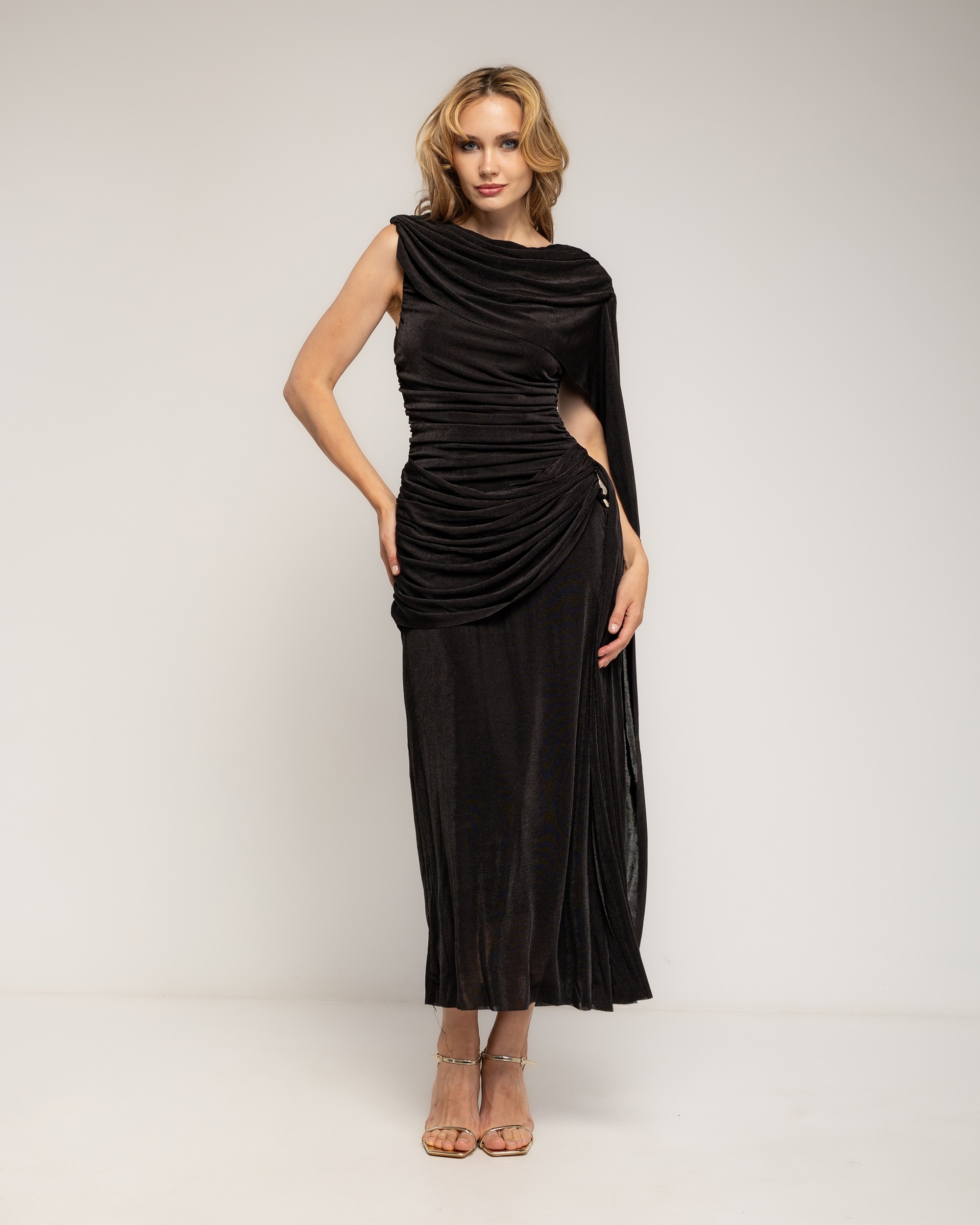 Imagen 0 de Vestido largo con drapeado en la cintura y caderay acabado tipo chal Negro