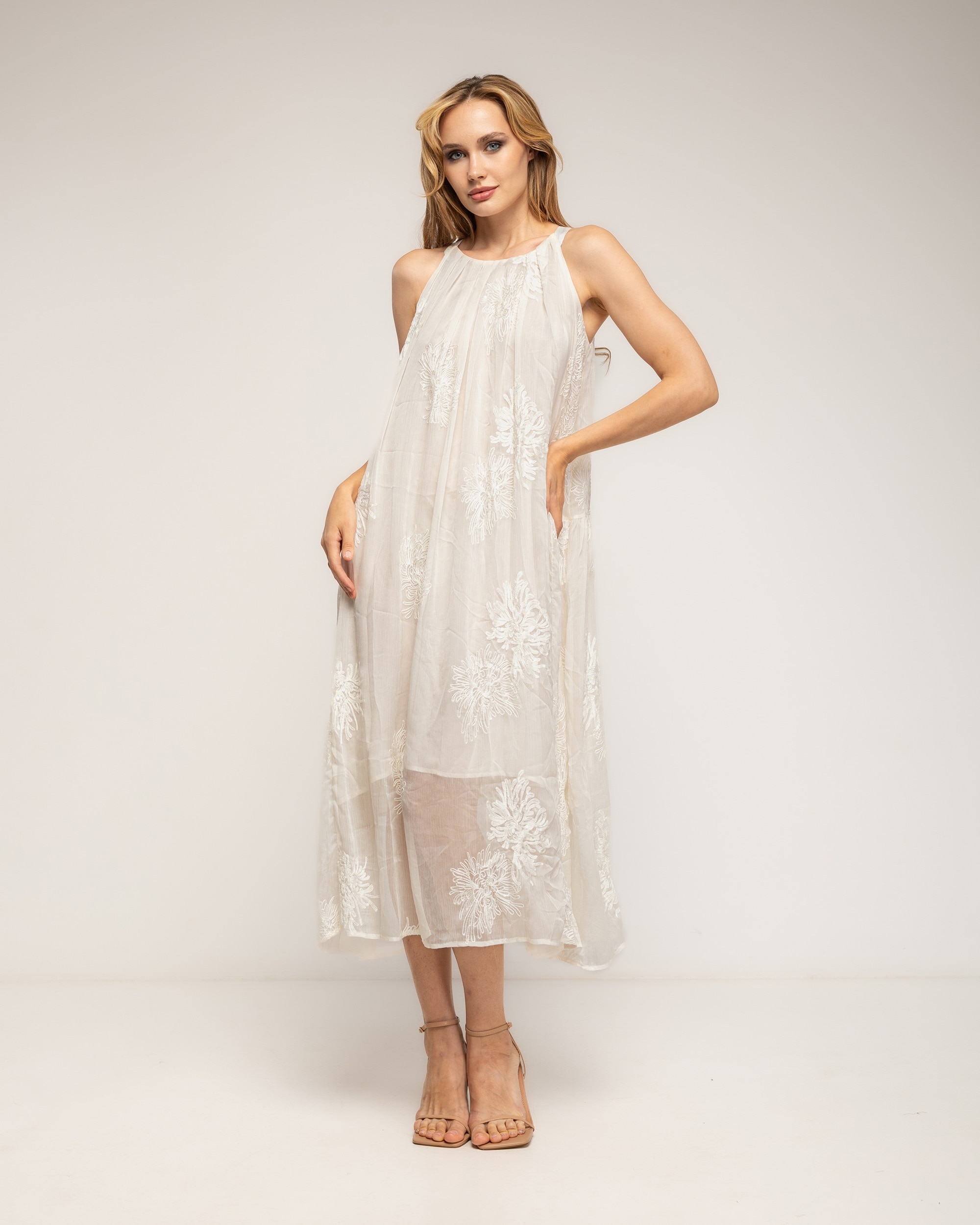 Vestido maxi con capas y bordado y cuello halter - Tantra - Crudo Crudo-1