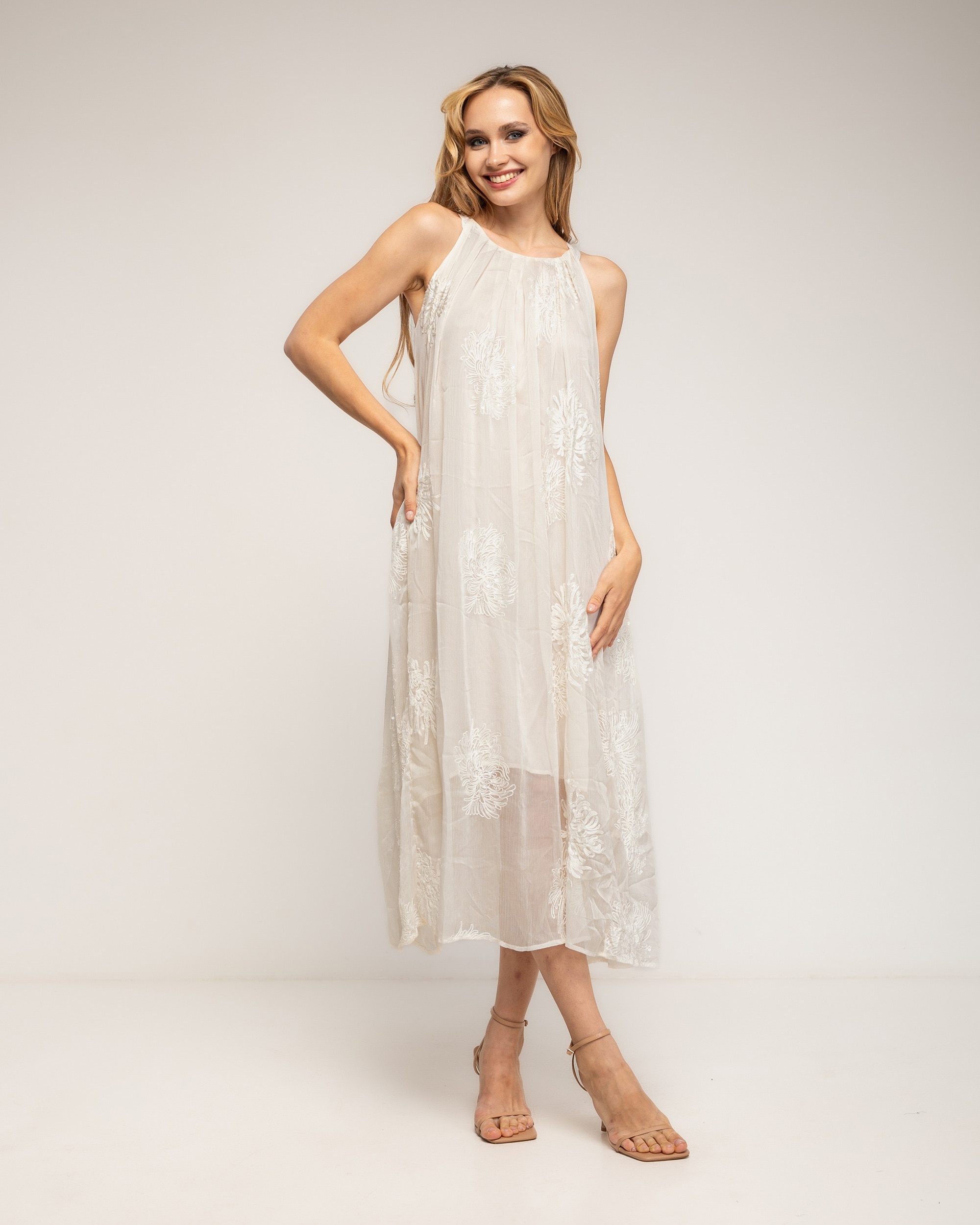 Vestido maxi con capas y bordado y cuello halter - Tantra - Crudo Crudo-2