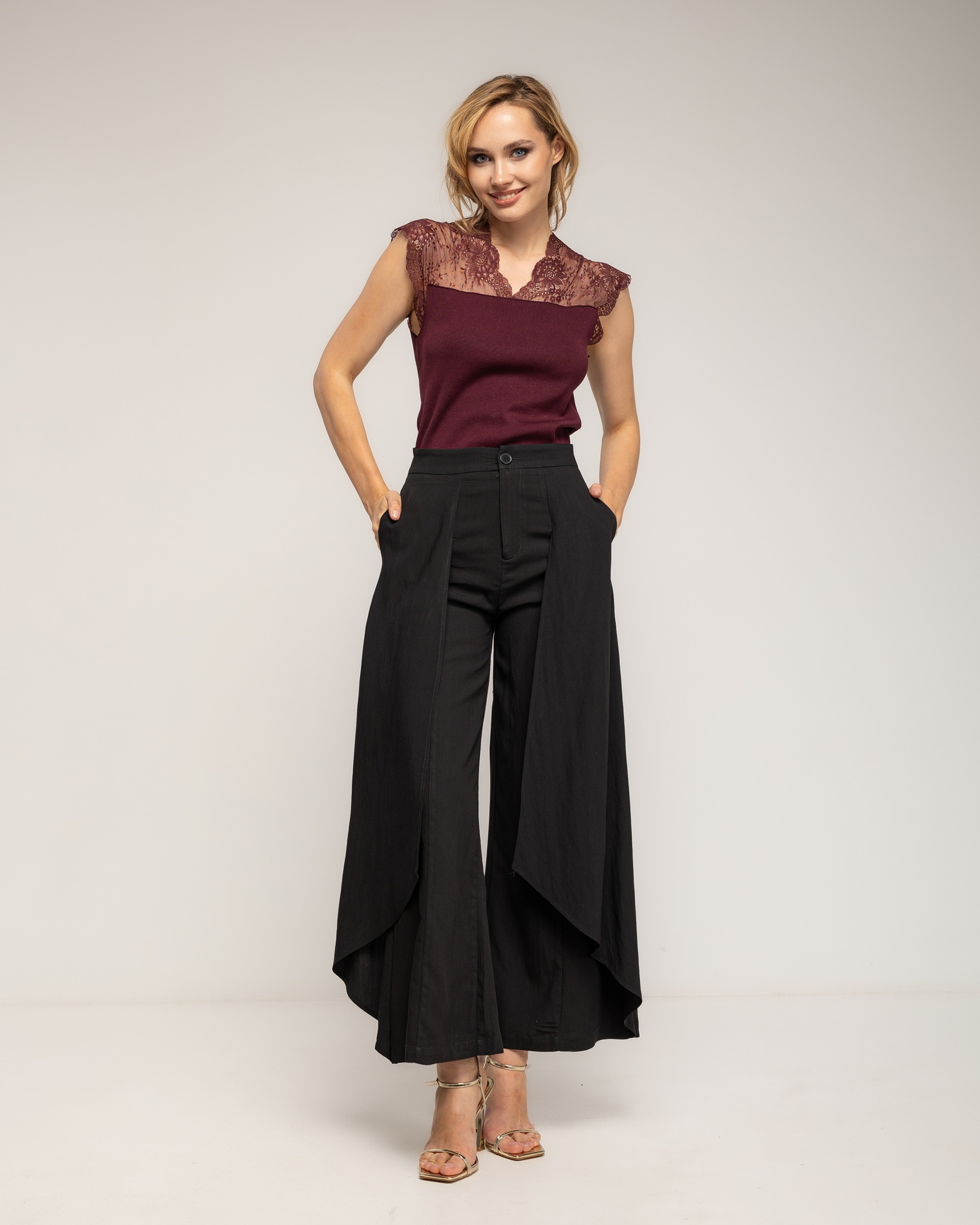Imagen 0 de Pantalon de mujer fluido con sobrecapa a los lados Negro