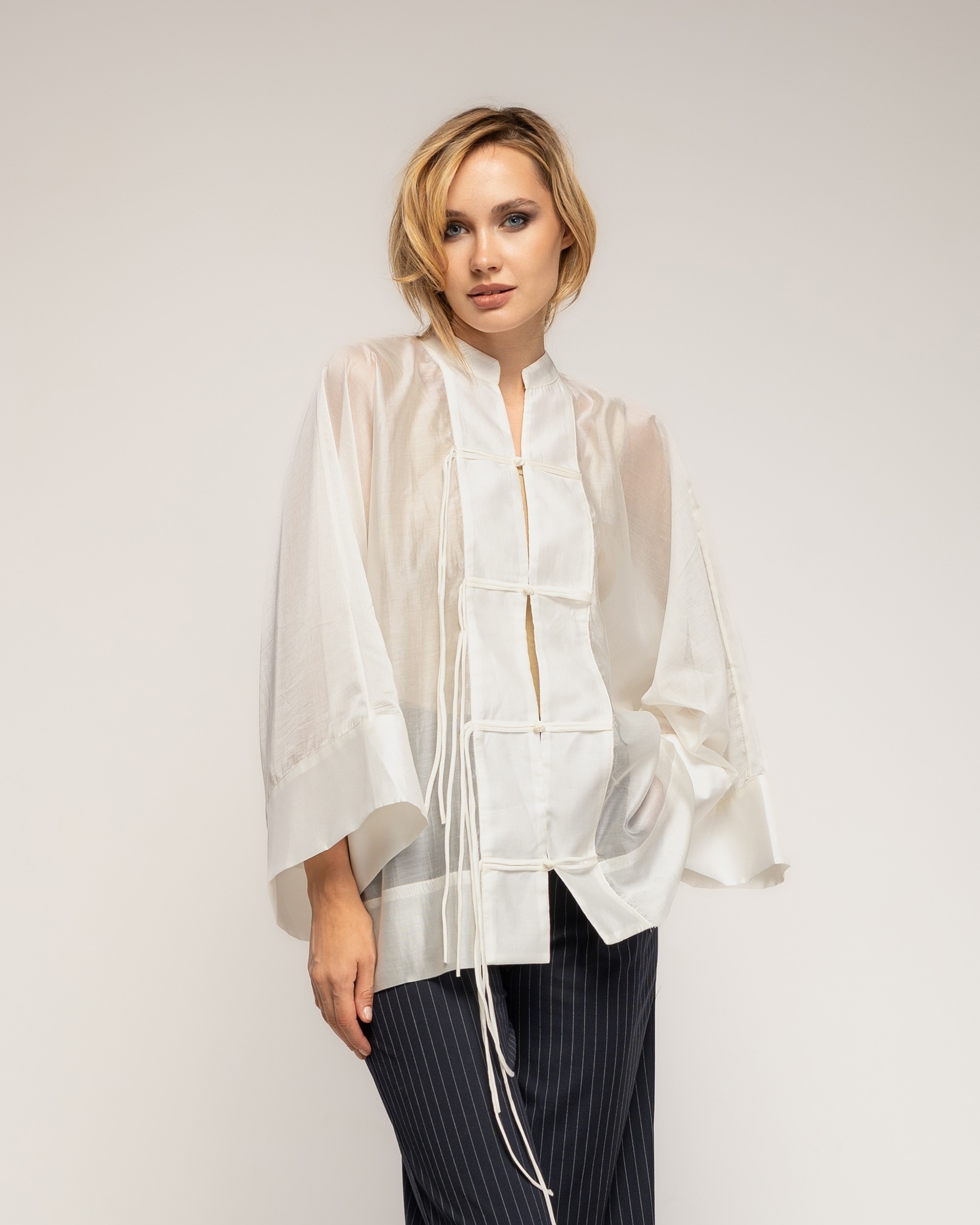 Imagen 0 de Camisa de mujer oversize con tencel con cierre japones Crudo