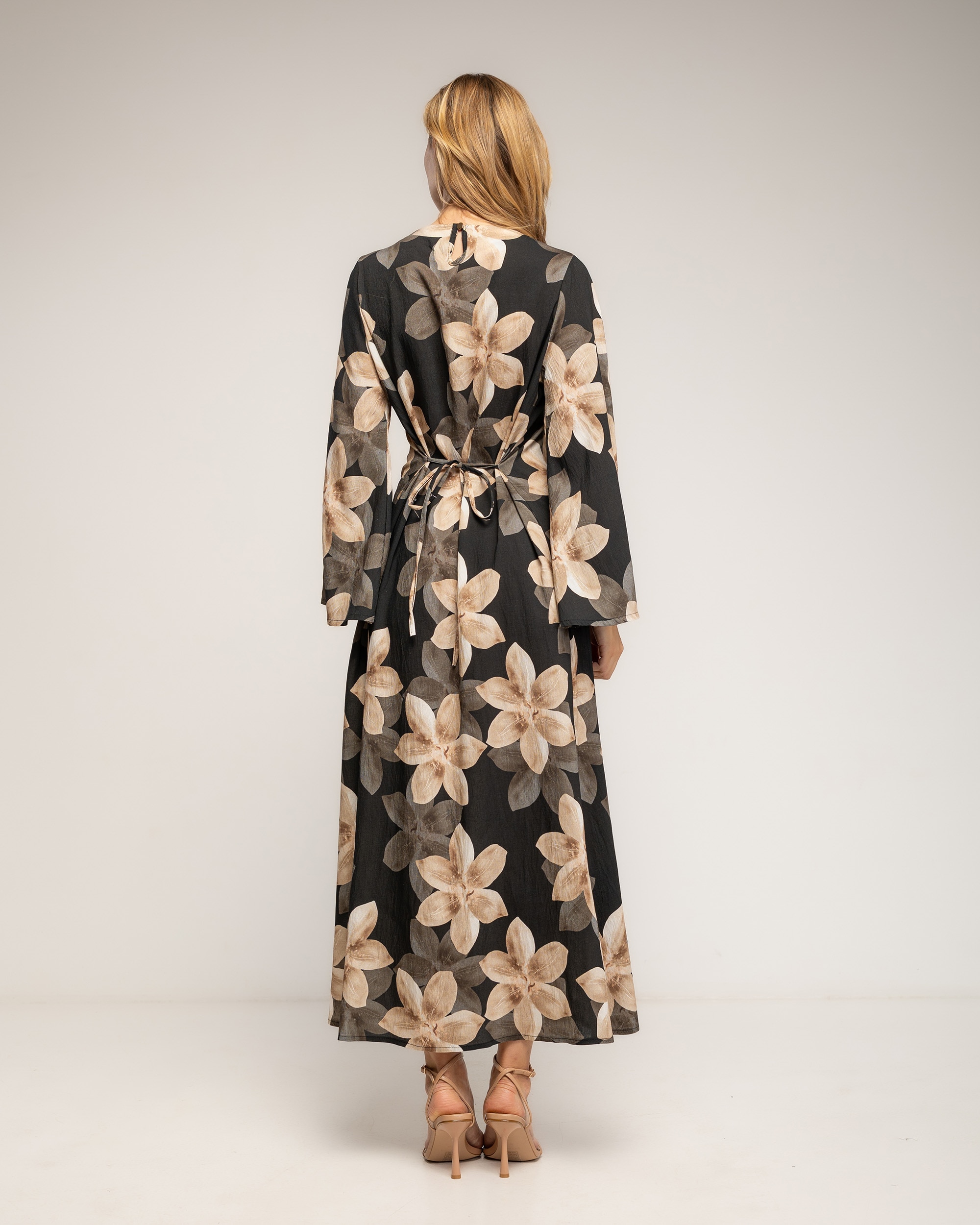 Vestido largo de flores con cuello cuadrado y tiras atrás - Tantra - Negro Negro-3