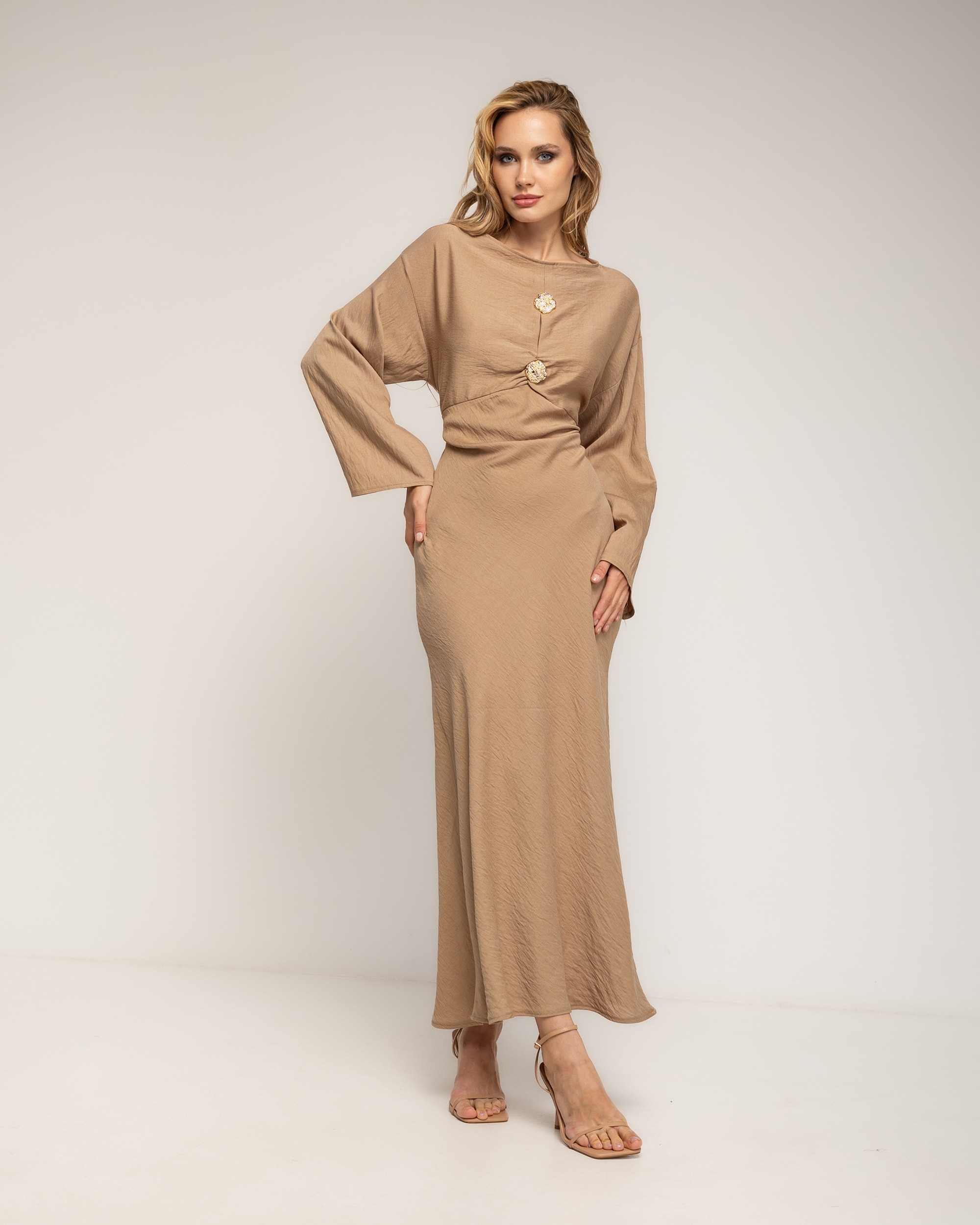 Vestido con corte en el pecho y detalle de boton dorado - Tantra - Camel Camel-1