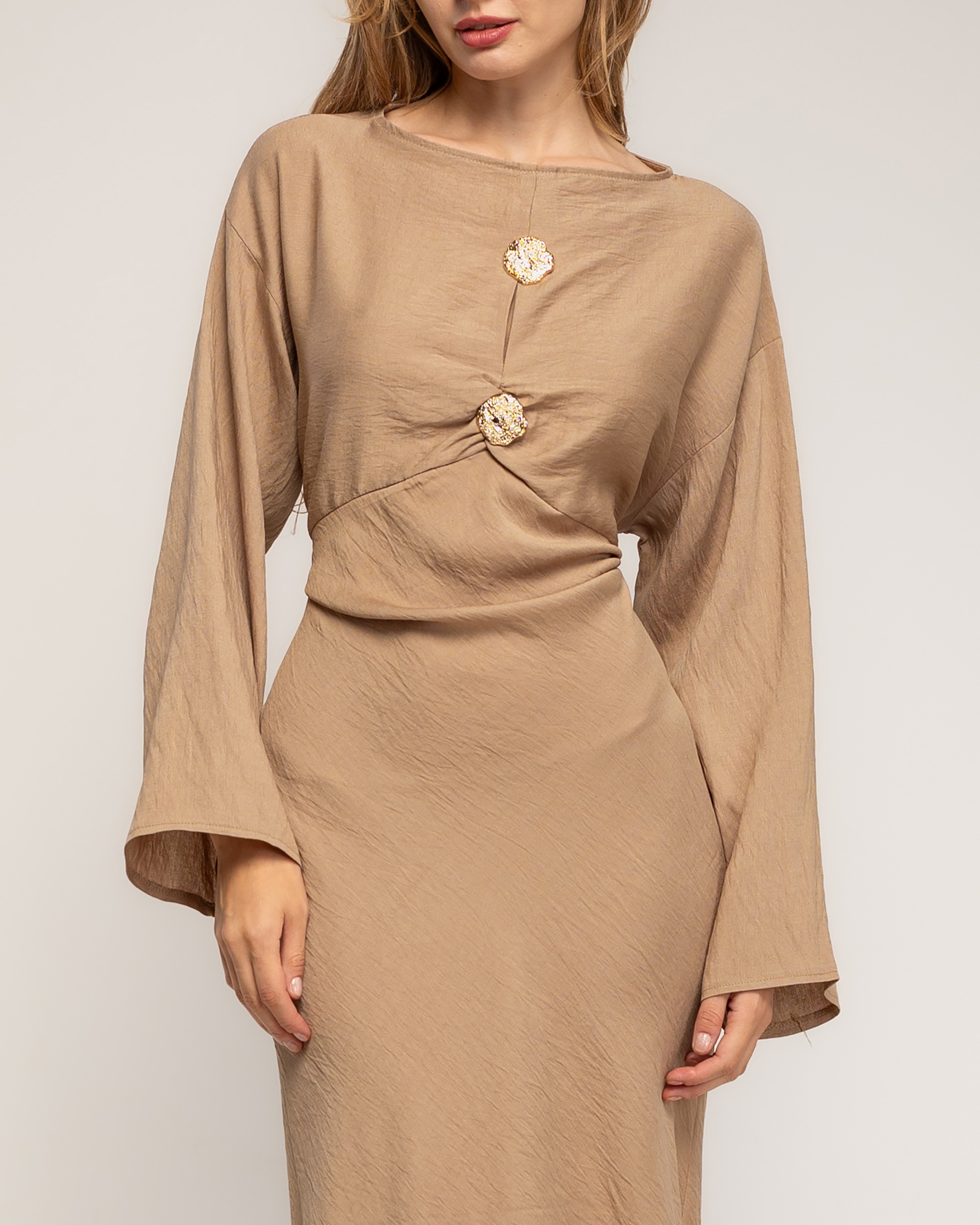 Vestido con corte en el pecho y detalle de boton dorado - Tantra - Camel Camel-4