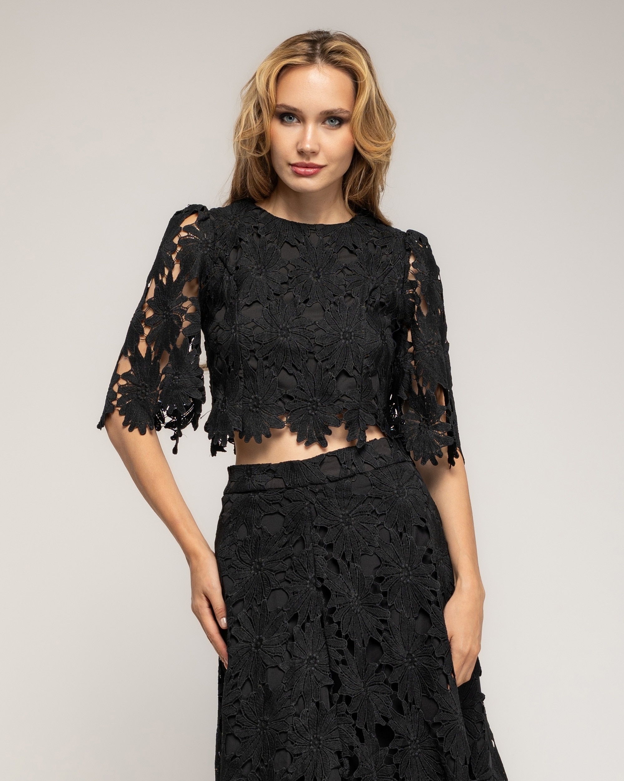 Top de mujer cropped de guipur con mangas farol - Tantra - Negro Negro-1