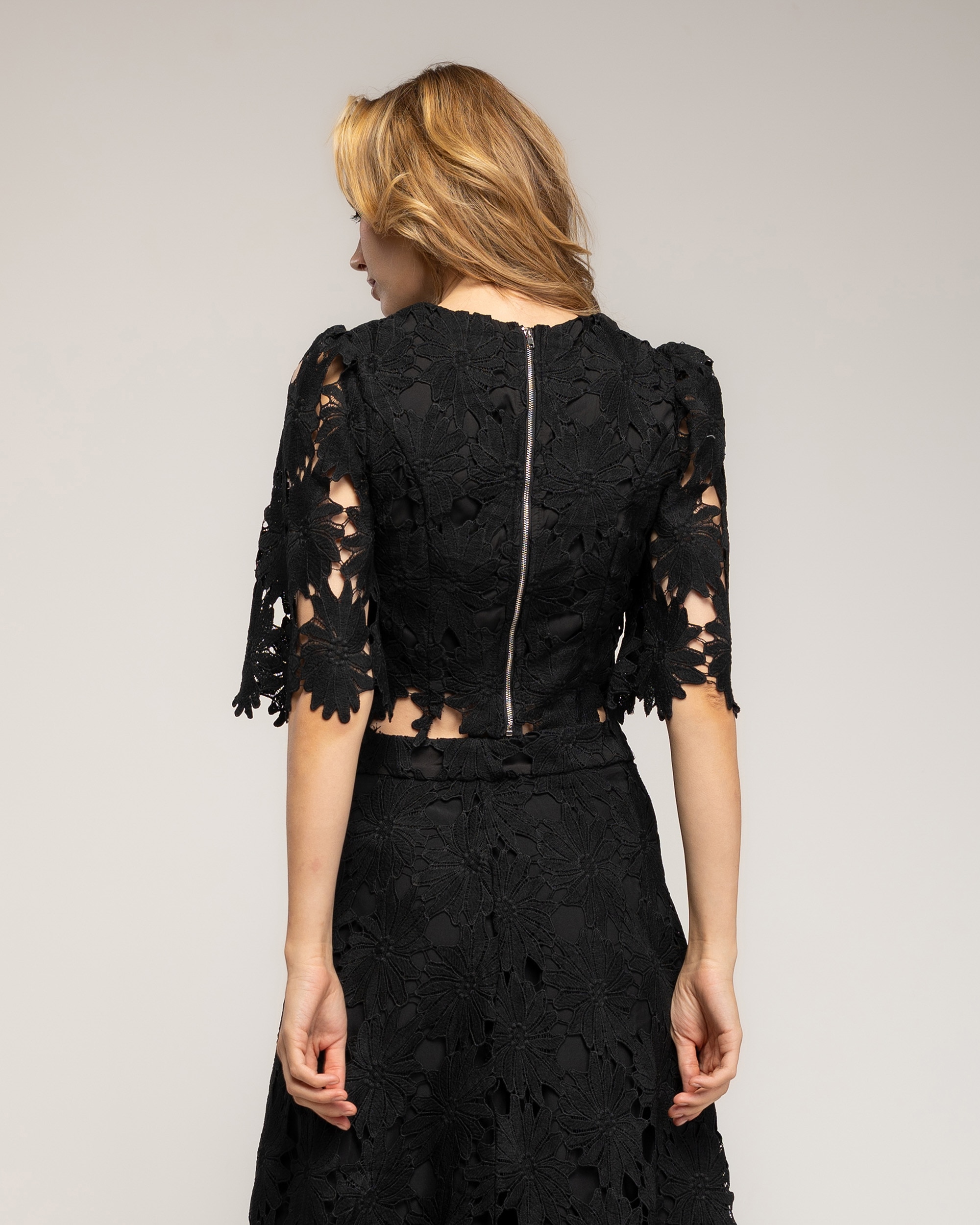 Top de mujer cropped de guipur con mangas farol - Tantra - Negro Negro-2