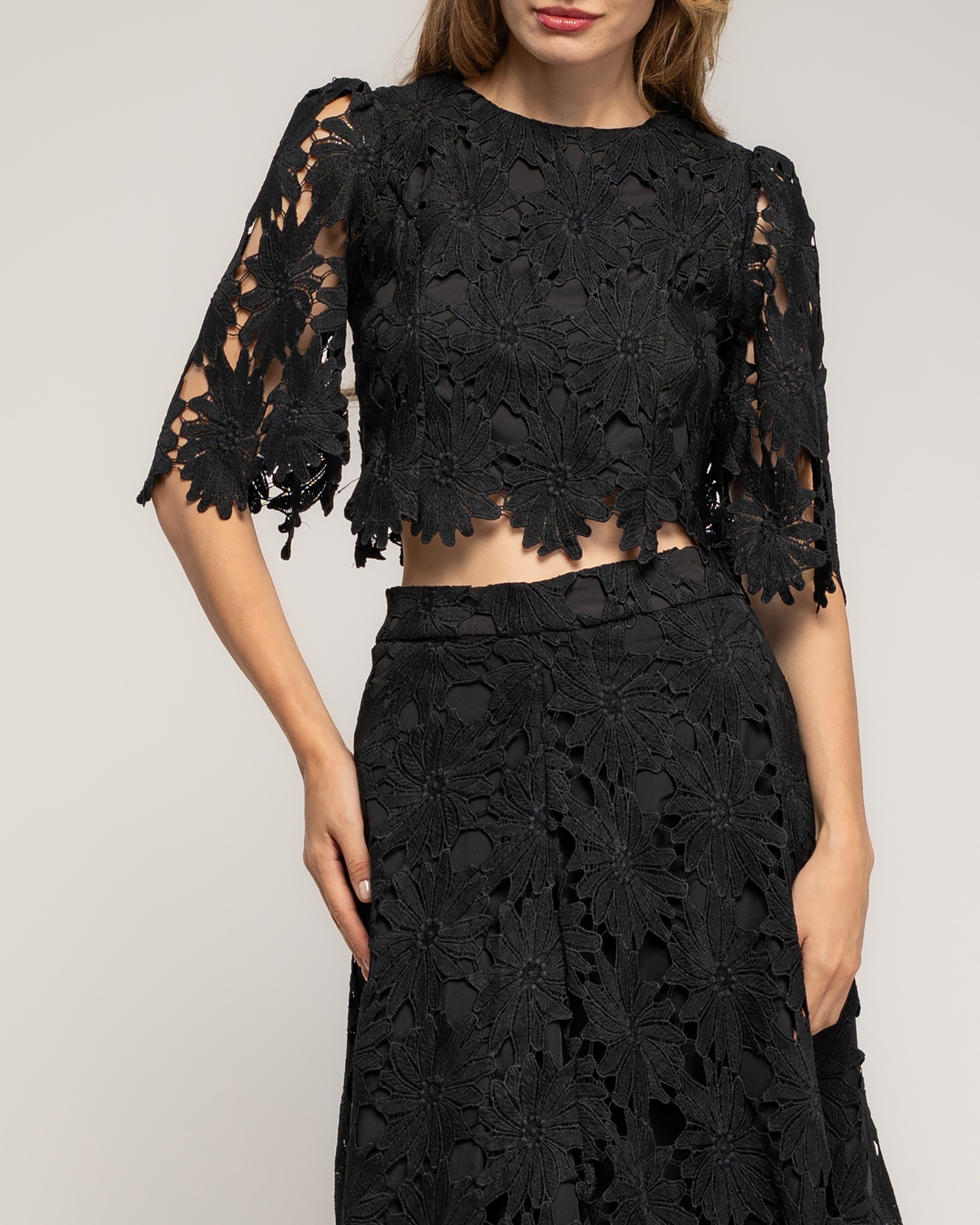 Top de mujer cropped de guipur con mangas farol - Tantra - Negro Negro-3