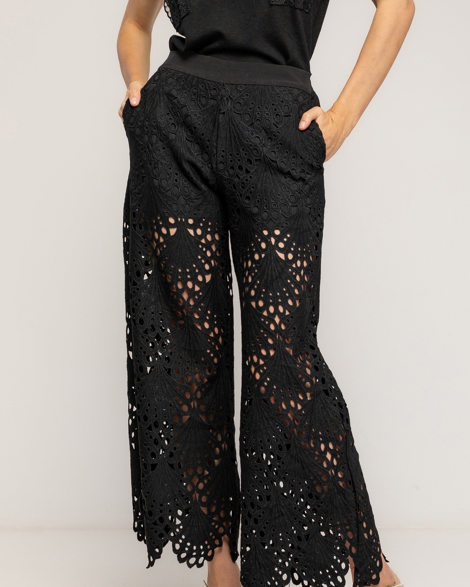 Pantalon de mujer de guipur cropped con bolsillos - Tantra - Negro Negro-4