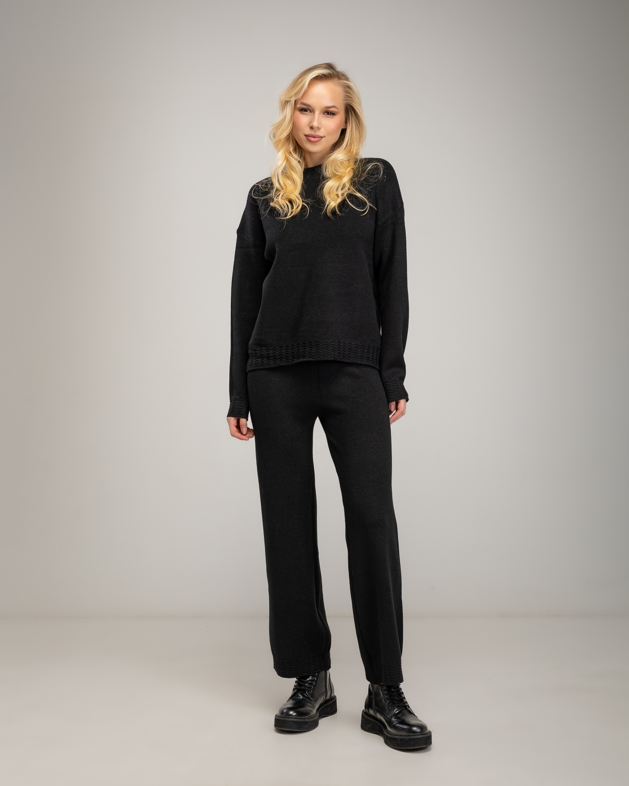 Conjunto de punto fino de mujer de jersey con cuello redondo con detalle de textura acanalada en el cuello, bajo y puños y pantalon recto de tiro alto - Tantra - Negro Negro-1