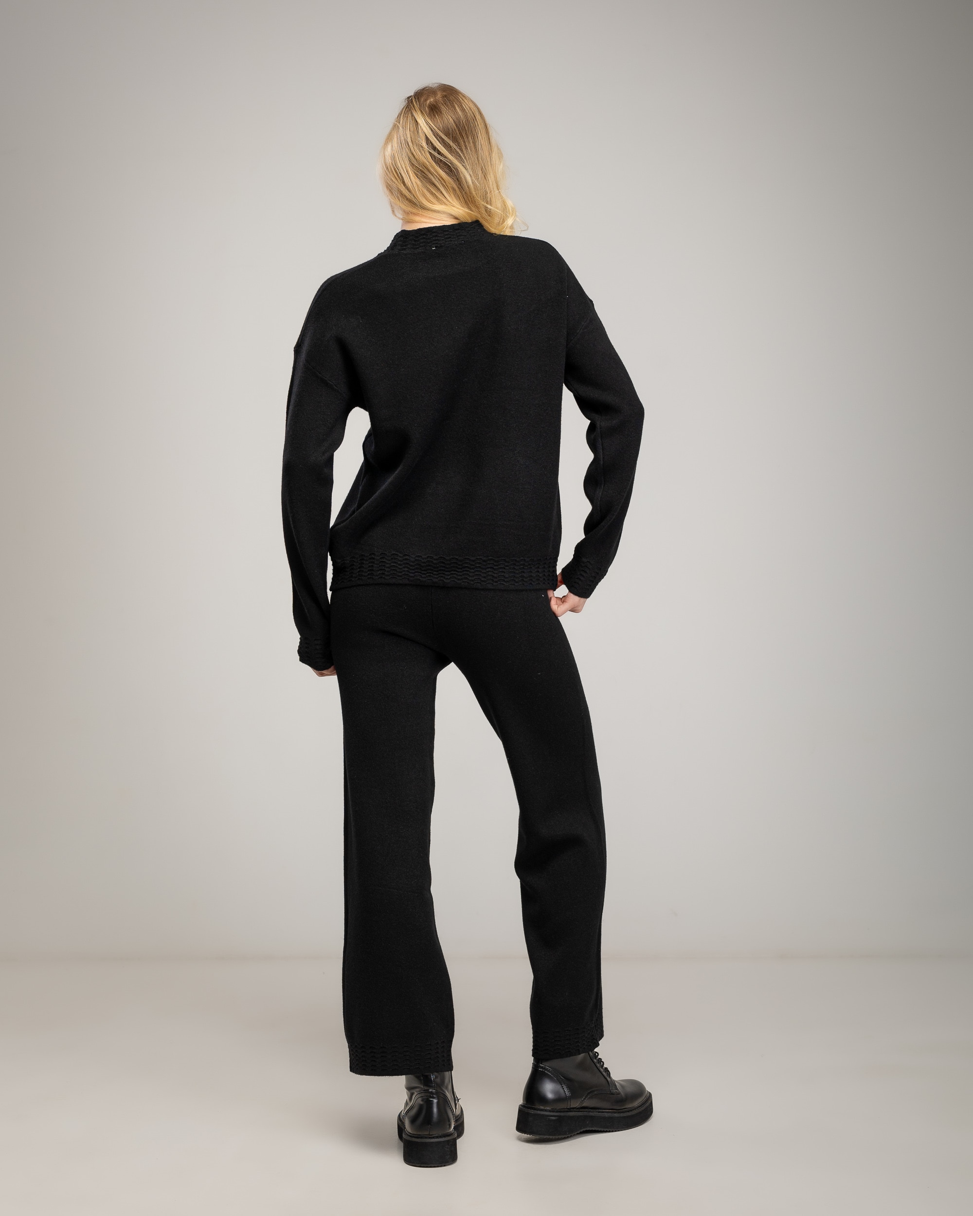 Conjunto de punto fino de mujer de jersey con cuello redondo con detalle de textura acanalada en el cuello, bajo y puños y pantalon recto de tiro alto - Tantra - Negro Negro-2