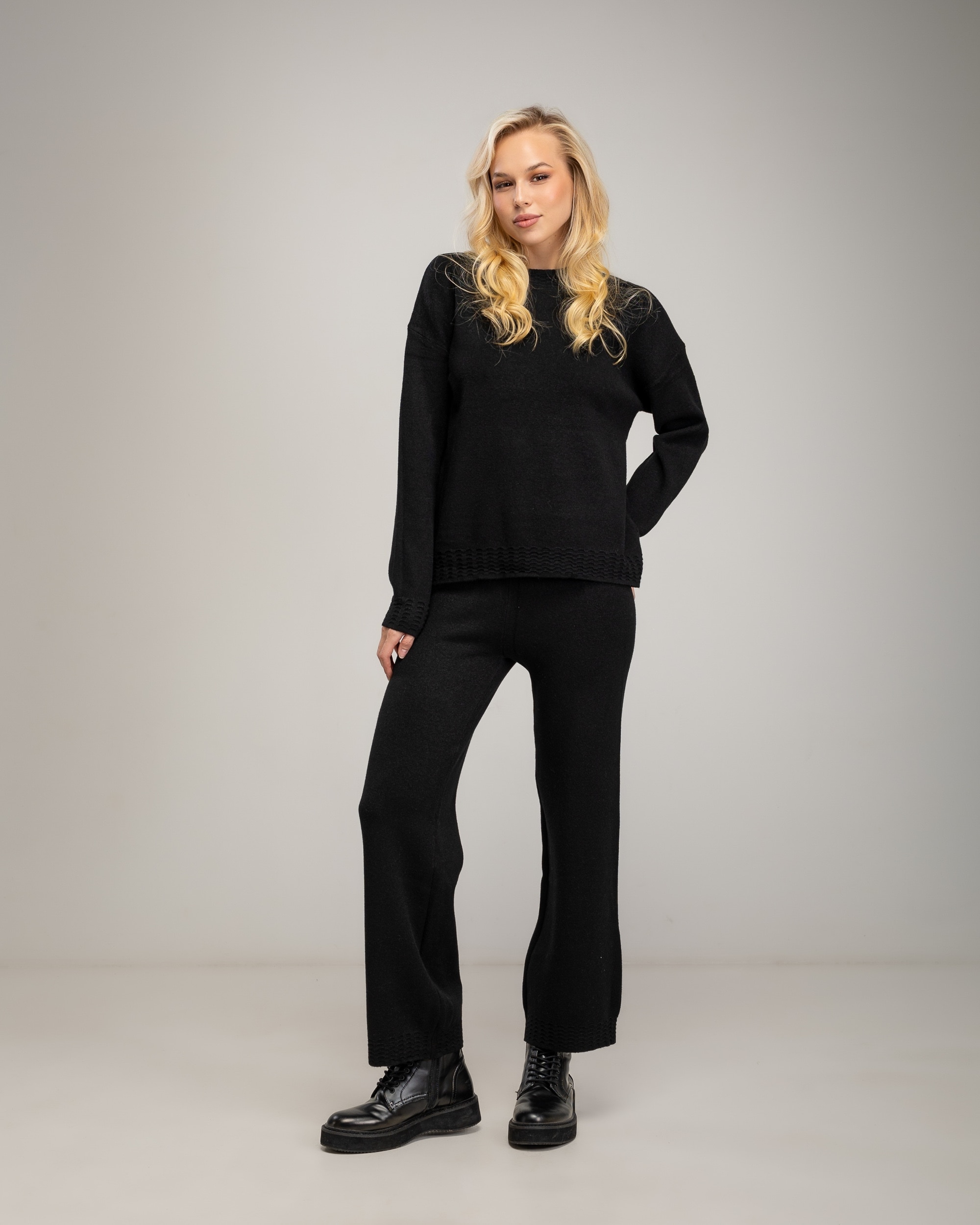 Conjunto de punto fino de mujer de jersey con cuello redondo con detalle de textura acanalada en el cuello, bajo y puños y pantalon recto de tiro alto - Tantra - Negro Negro-3