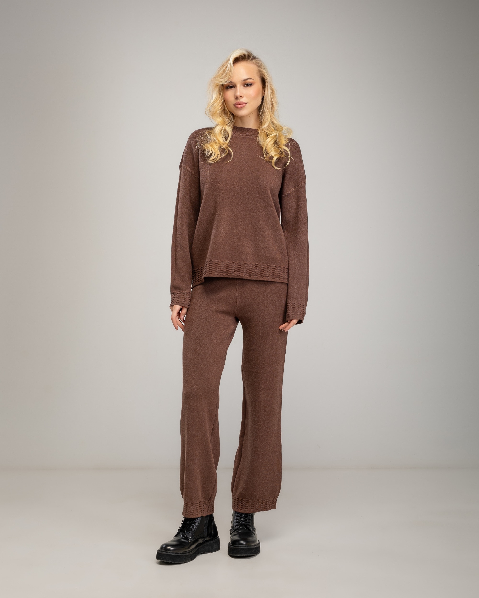 Conjunto de punto fino de mujer de jersey con cuello redondo con detalle de textura acanalada en el cuello, bajo y puños y pantalon recto de tiro alto - Tantra - Marrón Marrón-1
