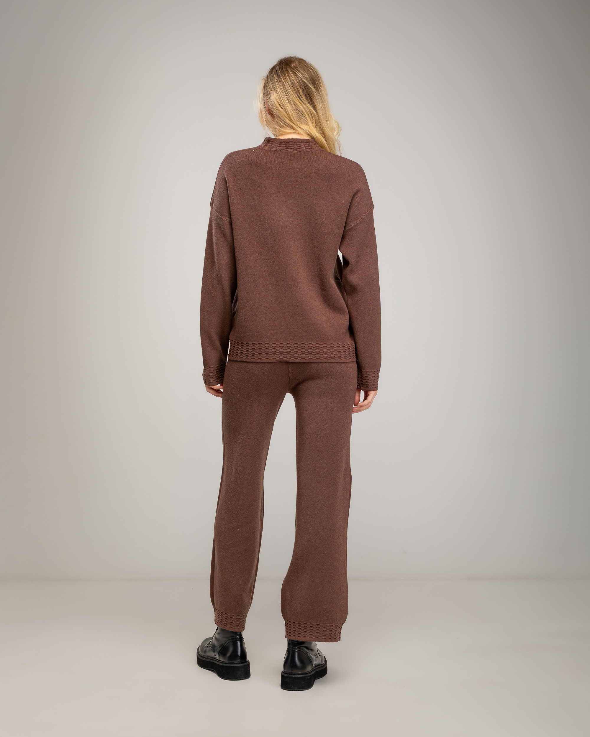 Conjunto de punto fino de mujer de jersey con cuello redondo con detalle de textura acanalada en el cuello, bajo y puños y pantalon recto de tiro alto - Tantra - Marrón Marrón-2