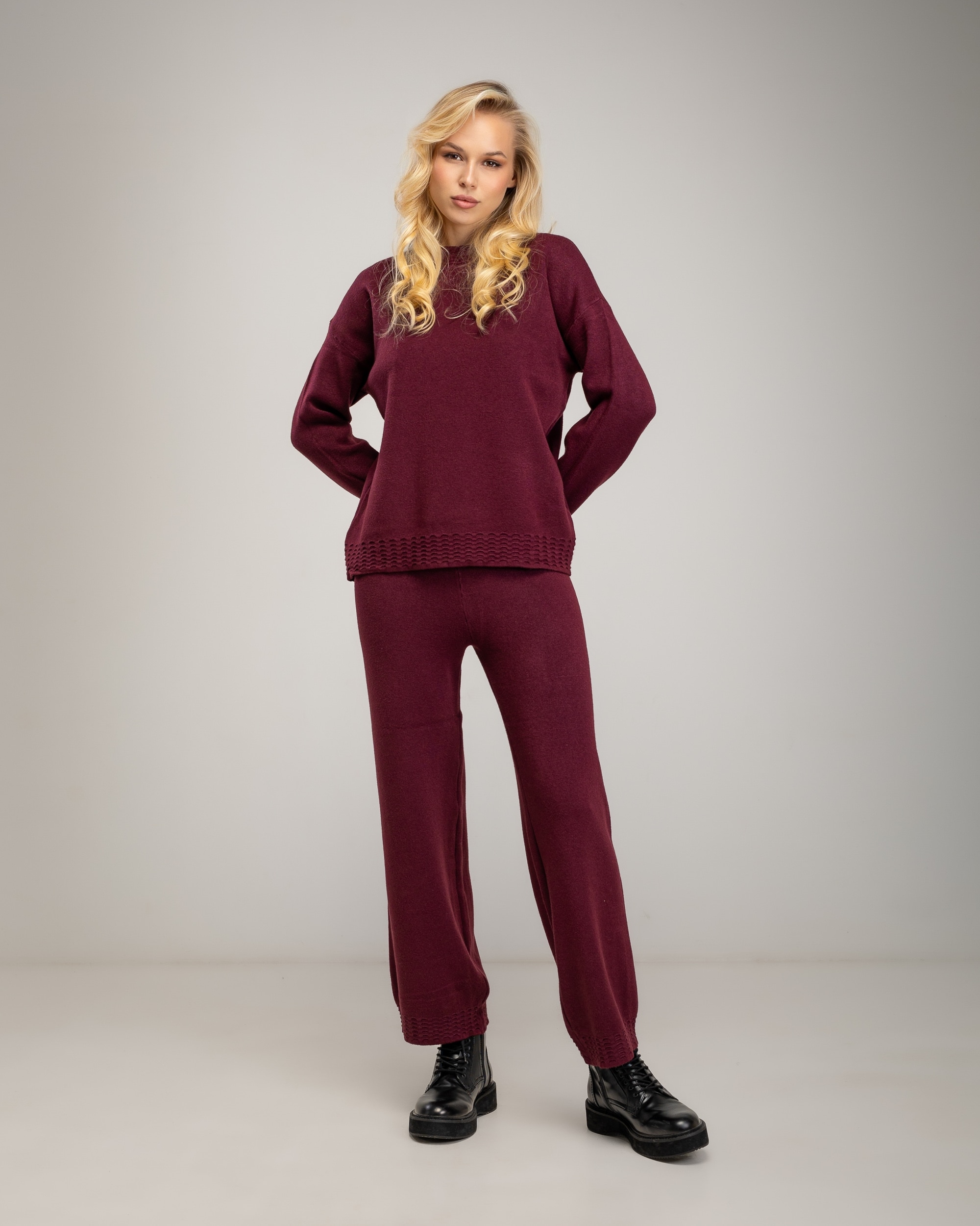 Conjunto de punto fino de mujer de jersey con cuello redondo con detalle de textura acanalada en el cuello, bajo y puños y pantalon recto de tiro alto - Tantra - Burdeos Burdeos-1