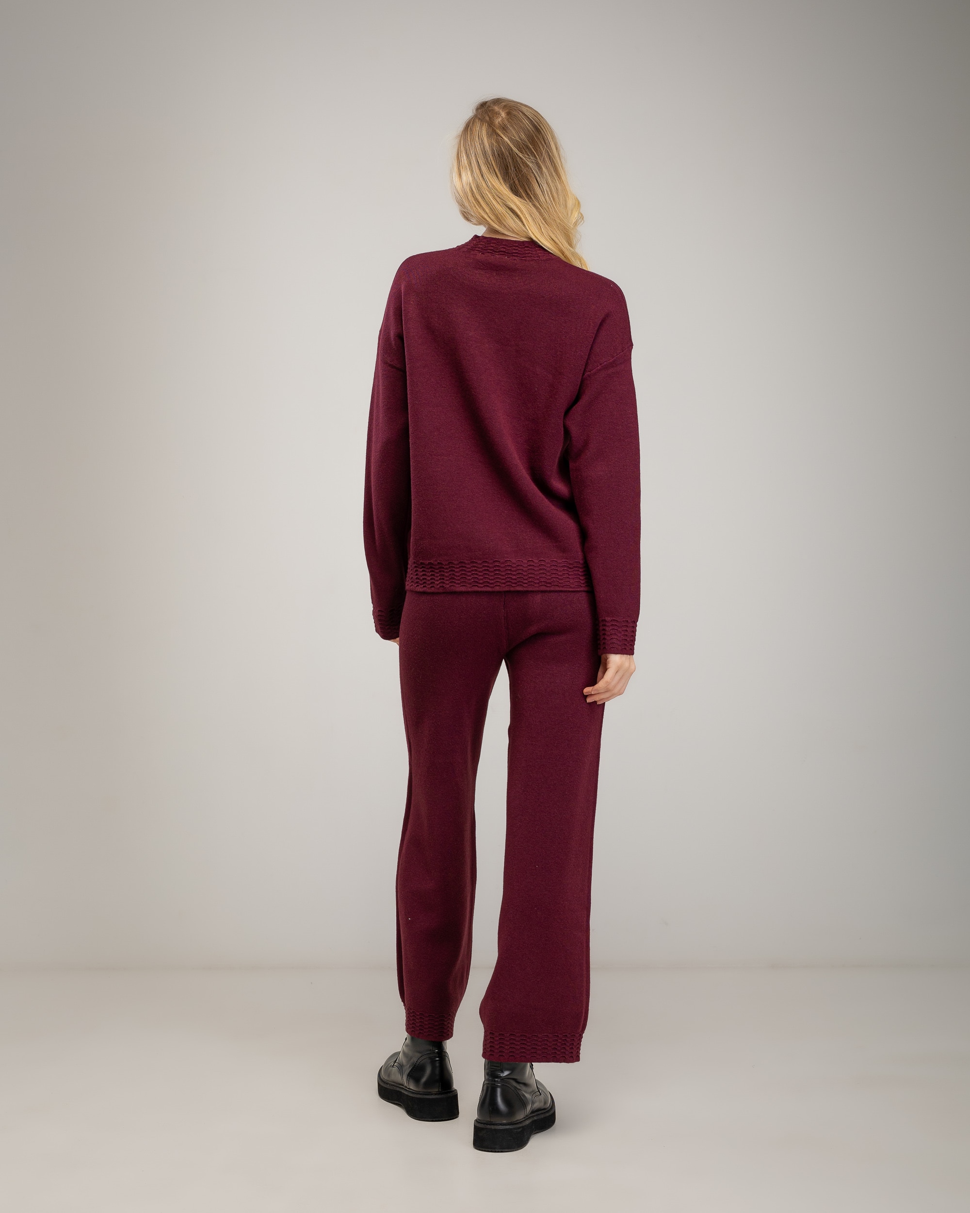 Conjunto de punto fino de mujer de jersey con cuello redondo con detalle de textura acanalada en el cuello, bajo y puños y pantalon recto de tiro alto - Tantra - Burdeos Burdeos-2