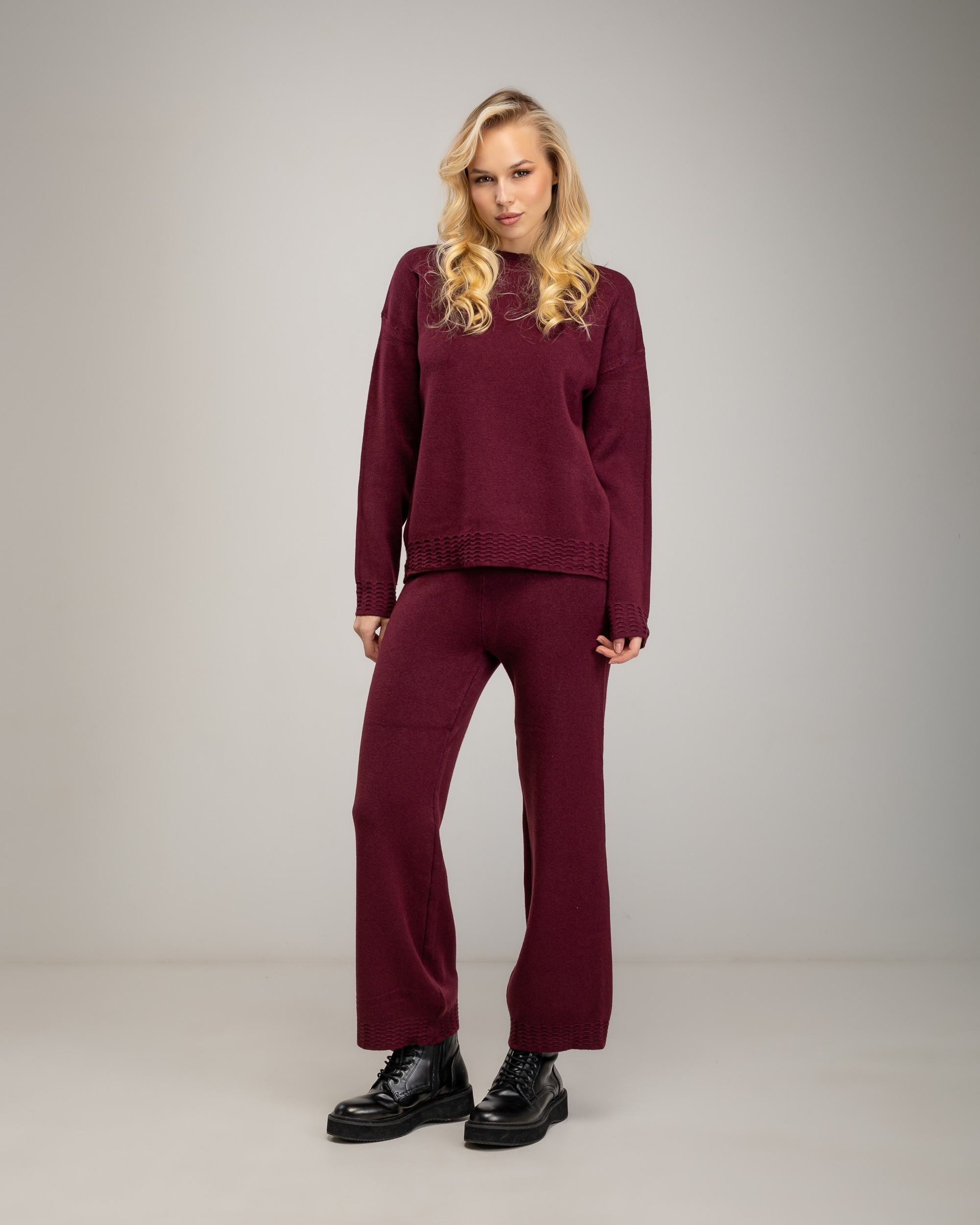 Conjunto de punto fino de mujer de jersey con cuello redondo con detalle de textura acanalada en el cuello, bajo y puños y pantalon recto de tiro alto - Tantra - Burdeos Burdeos-4