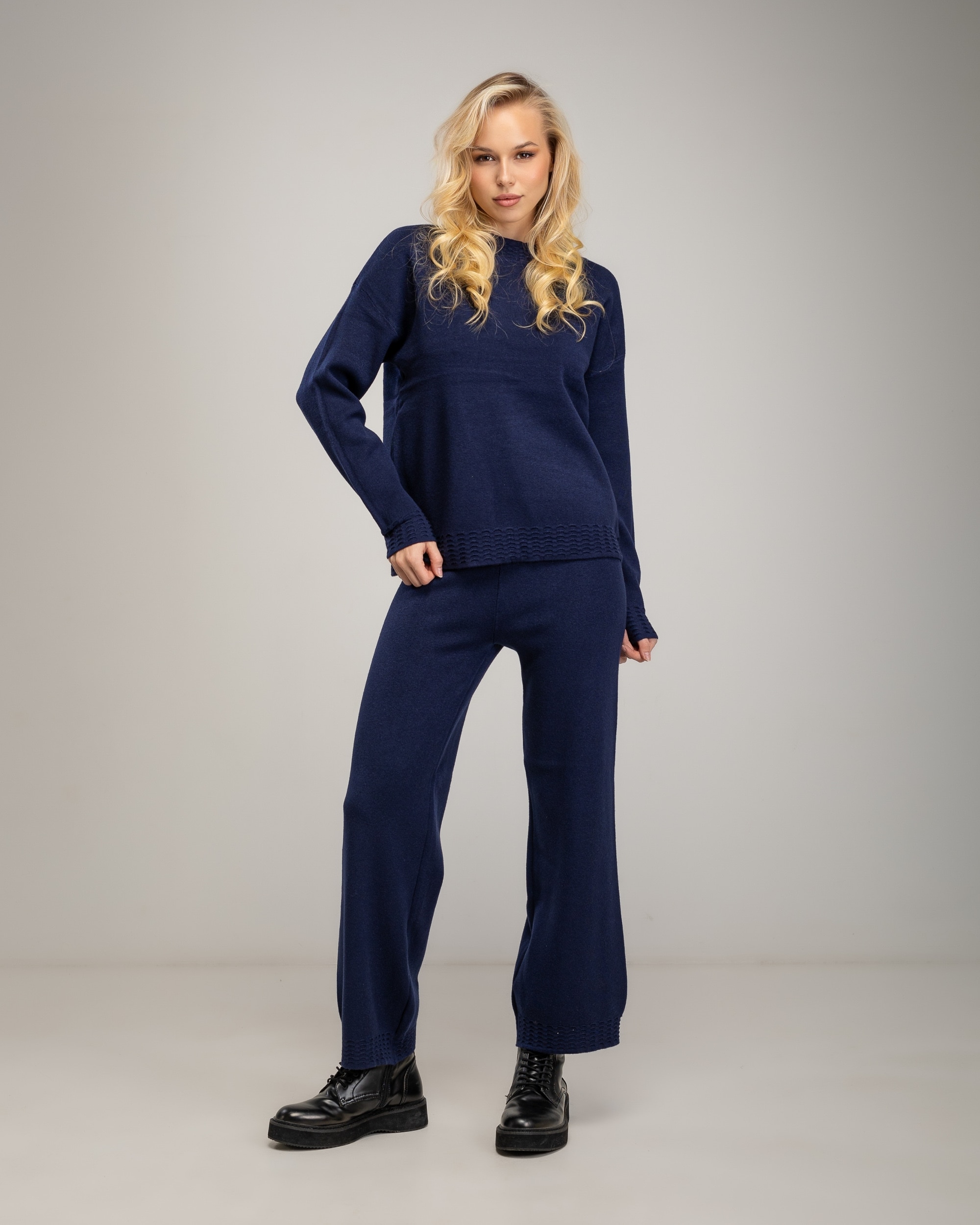 Conjunto de punto fino de mujer de jersey con cuello redondo con detalle de textura acanalada en el cuello, bajo y puños y pantalon recto de tiro alto - Tantra - Azul marino Azul marino-1