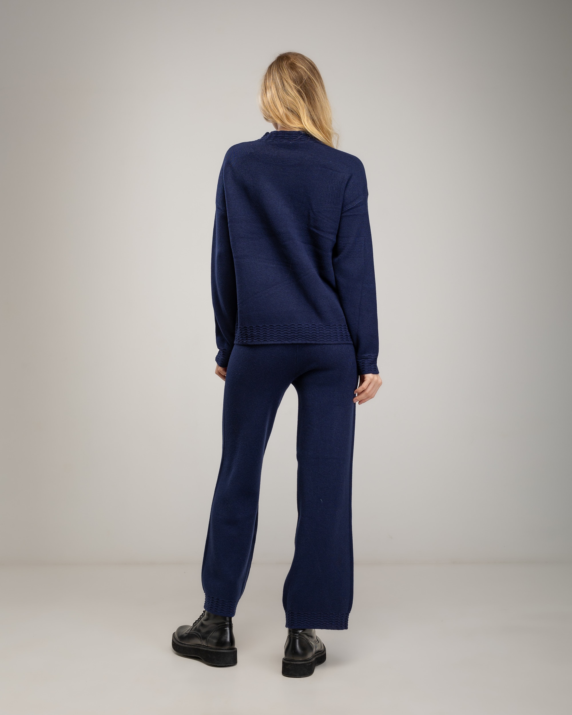 Conjunto de punto fino de mujer de jersey con cuello redondo con detalle de textura acanalada en el cuello, bajo y puños y pantalon recto de tiro alto - Tantra - Azul marino Azul marino-2