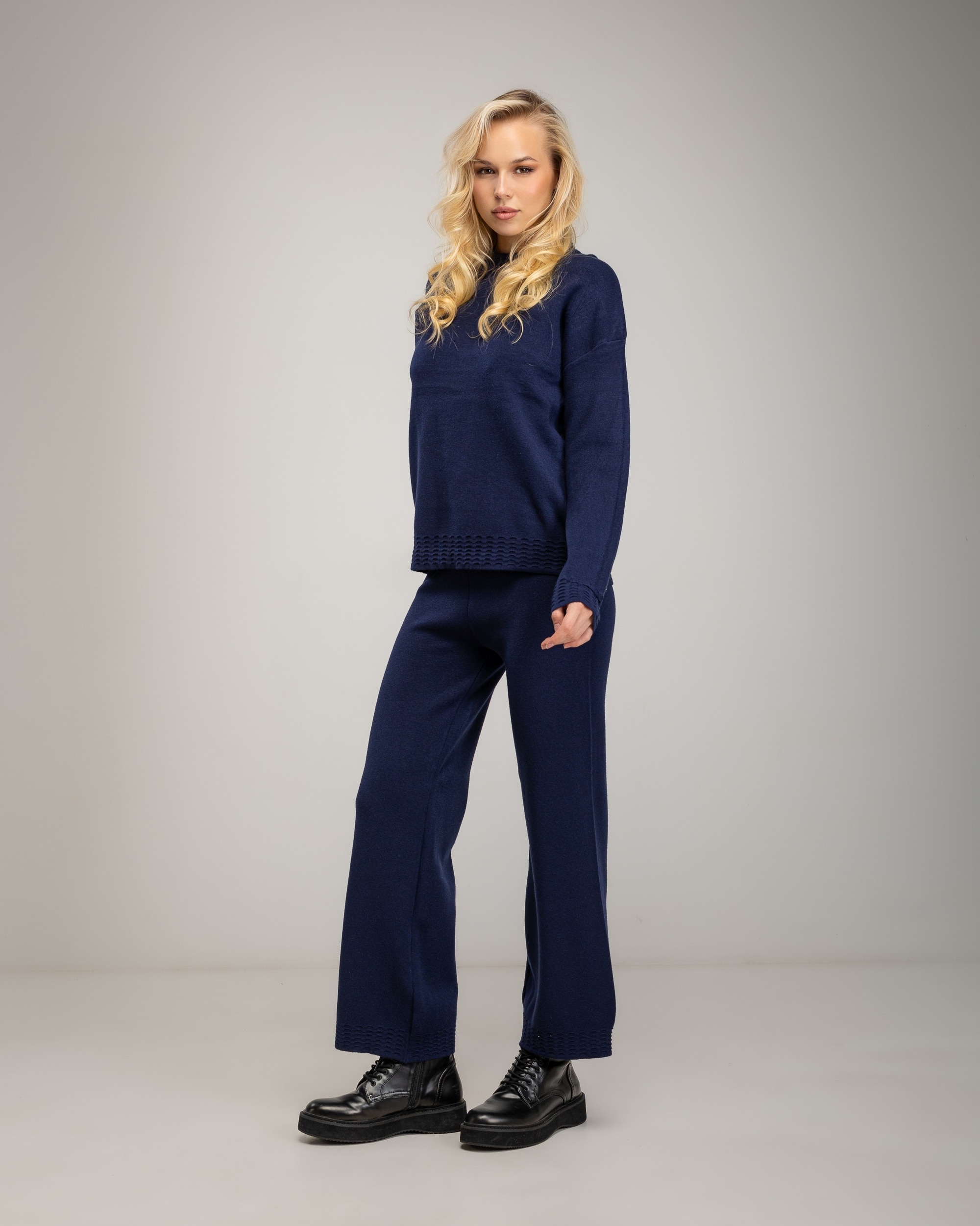 Conjunto de punto fino de mujer de jersey con cuello redondo con detalle de textura acanalada en el cuello, bajo y puños y pantalon recto de tiro alto - Tantra - Azul marino Azul marino-3