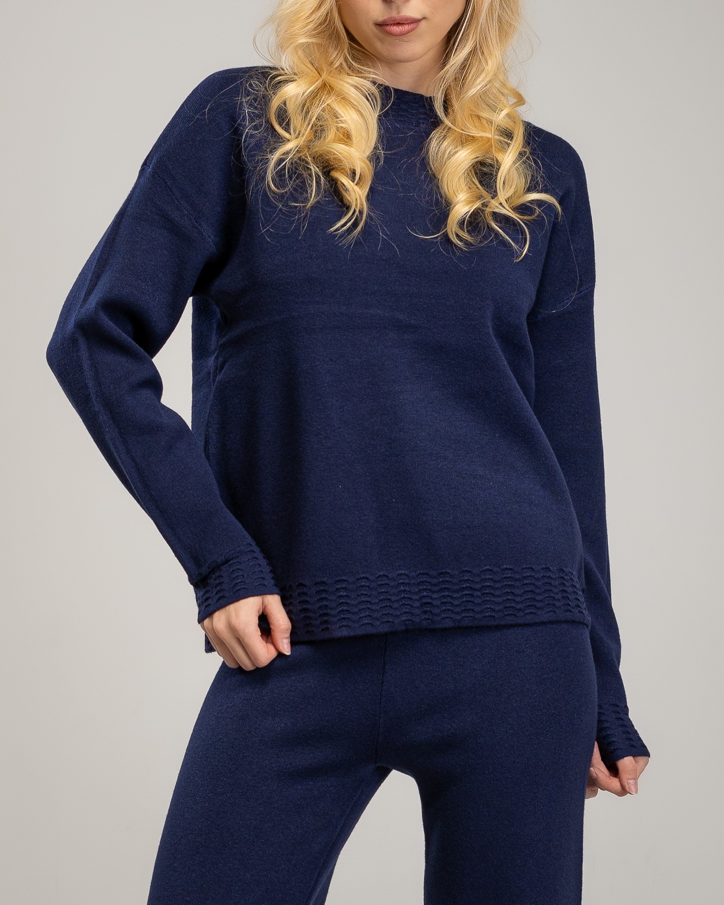 Conjunto de punto fino de mujer de jersey con cuello redondo con detalle de textura acanalada en el cuello, bajo y puños y pantalon recto de tiro alto - Tantra - Azul marino Azul marino-4