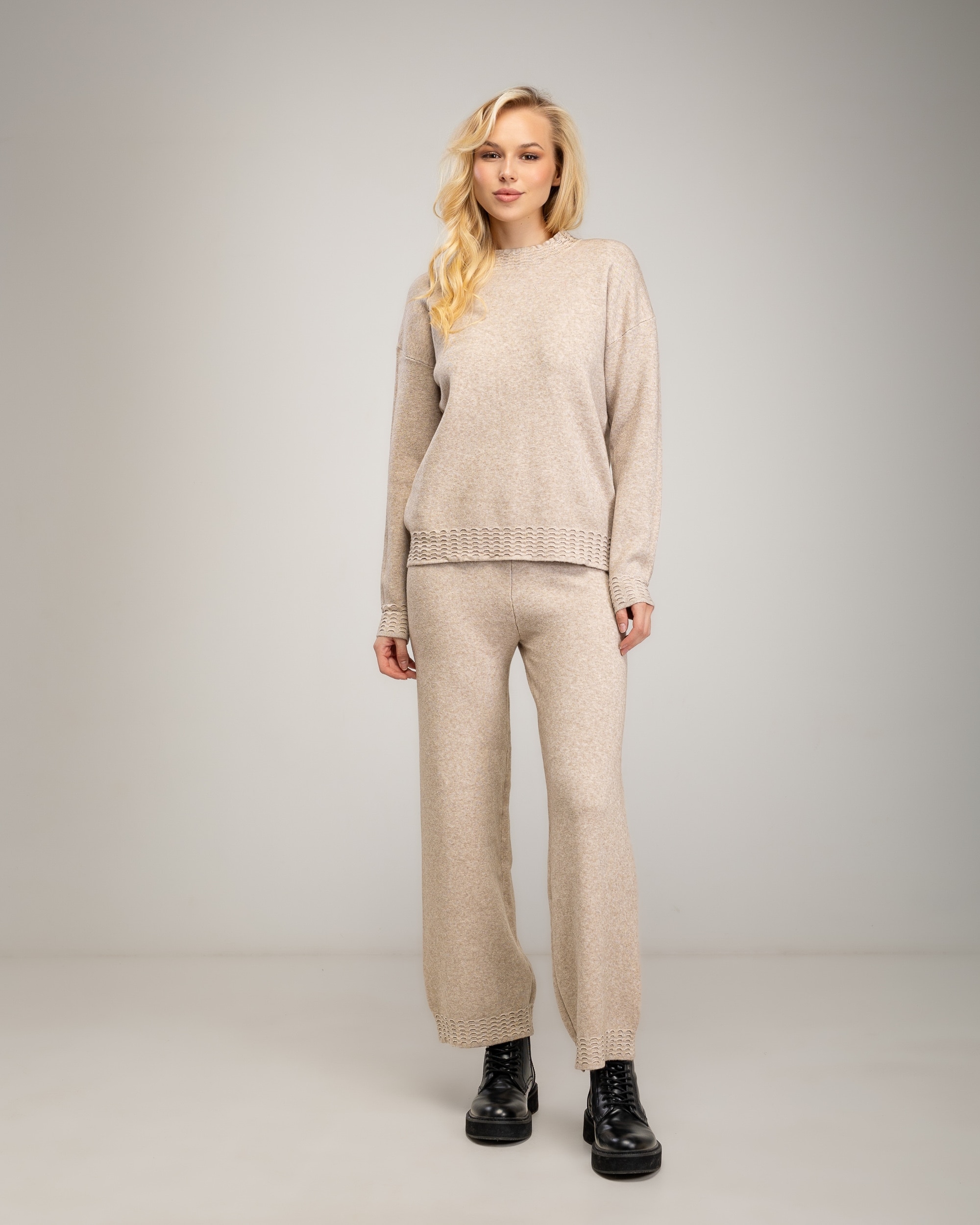 Imagen 0 de Conjunto de punto fino de mujer de jersey con cuello redondo con detalle de textura acanalada en el cuello, bajo y puños  y pantalon recto de tiro alto Beige