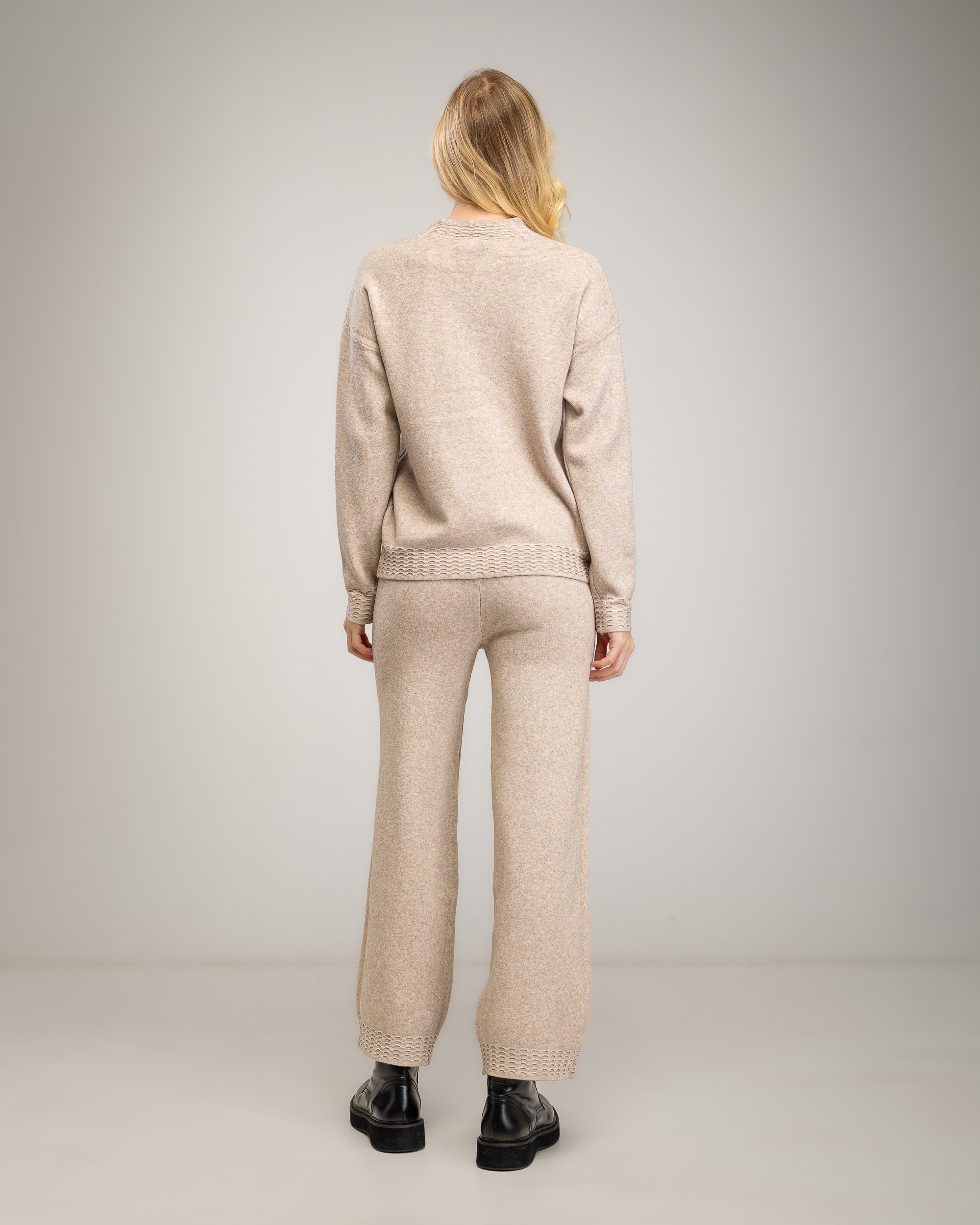Conjunto de punto fino de mujer de jersey con cuello redondo con detalle de textura acanalada en el cuello, bajo y puños y pantalon recto de tiro alto - Tantra - Beige Beige-2