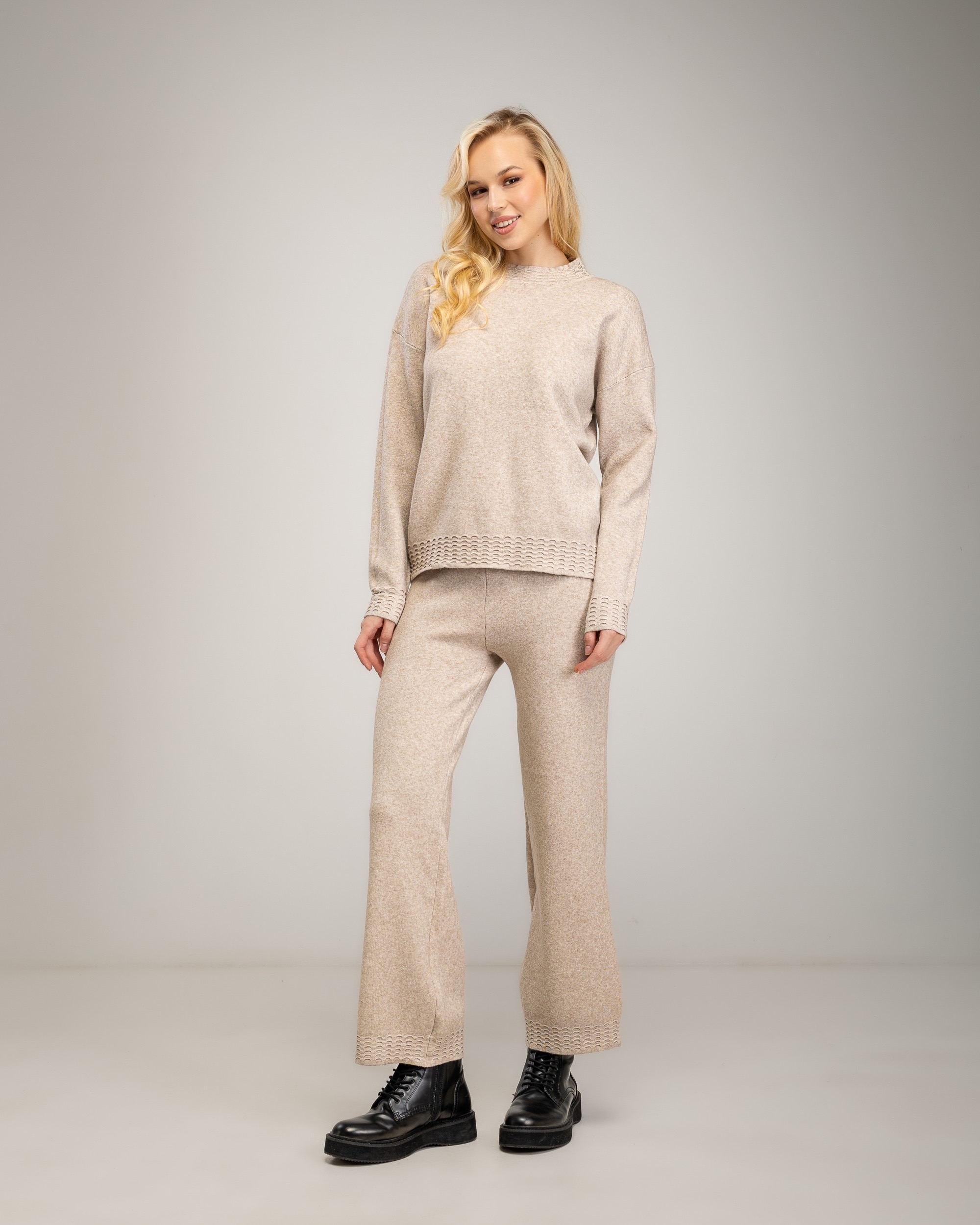 Conjunto de punto fino de mujer de jersey con cuello redondo con detalle de textura acanalada en el cuello, bajo y puños y pantalon recto de tiro alto - Tantra - Beige Beige-4