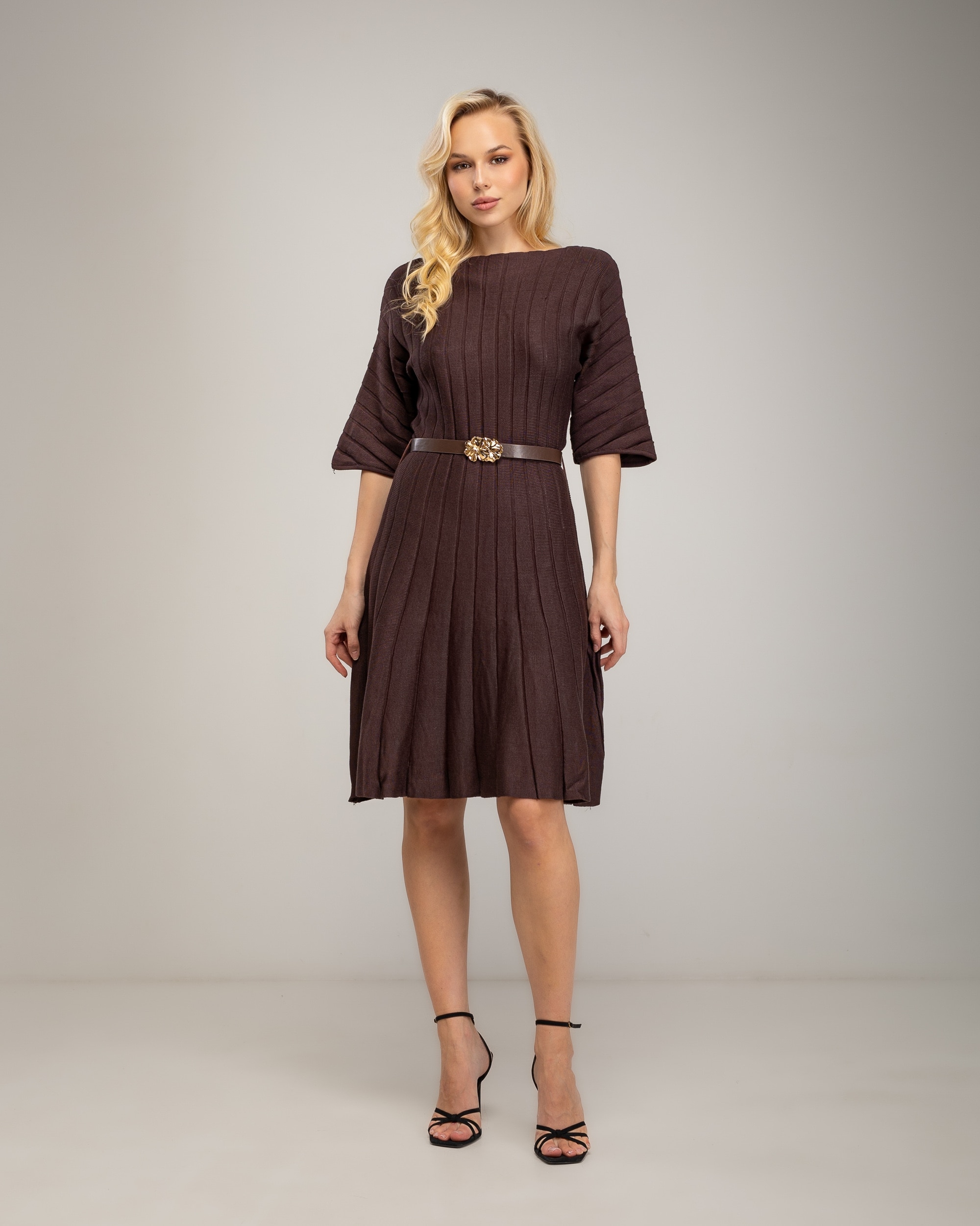 Vestido de punto fino con cuello barco y mangas tipo murcielago - Tantra - Marrón Marrón-2