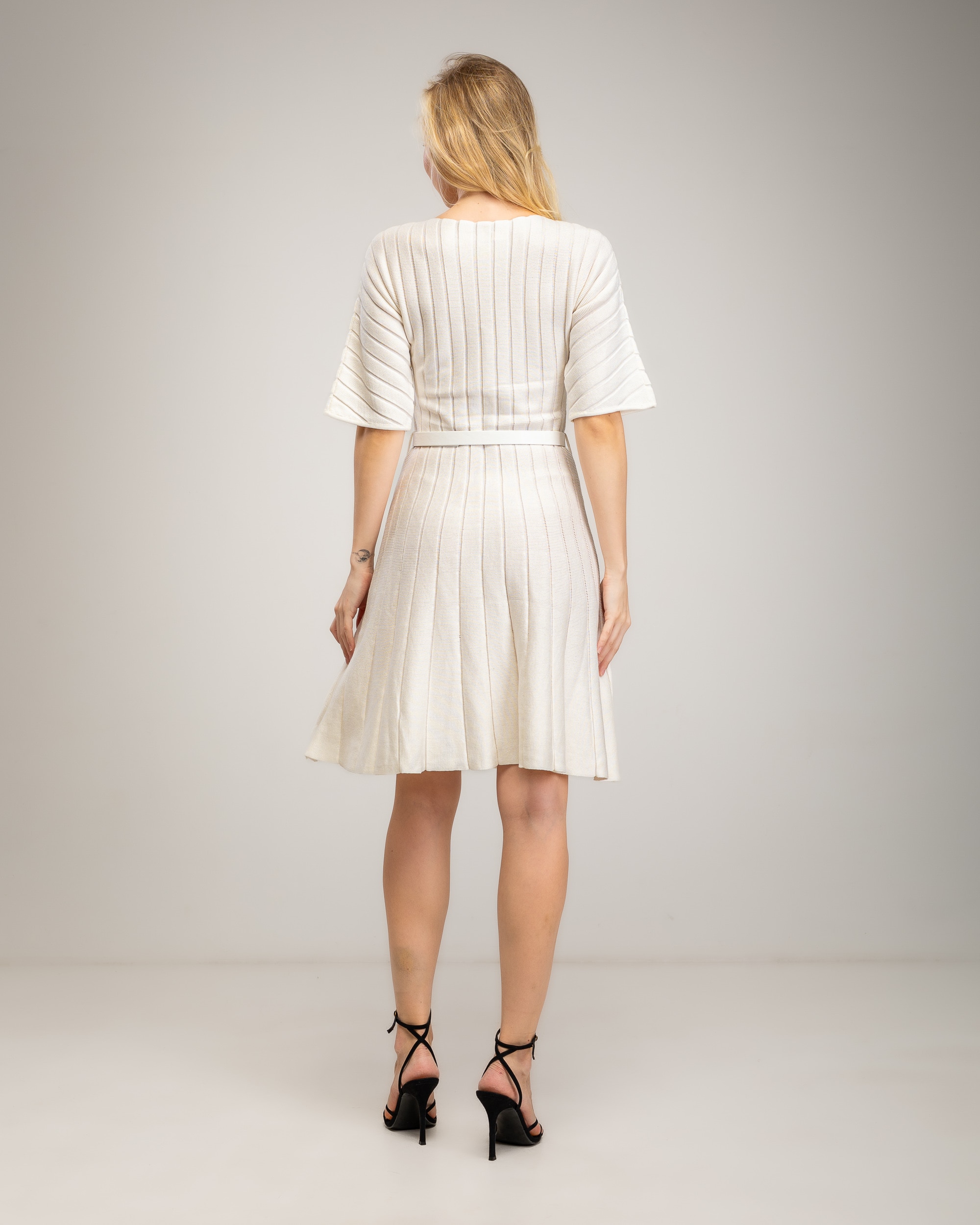 Vestido de punto fino con cuello barco y mangas tipo murcielago - Tantra - Crudo Crudo-2