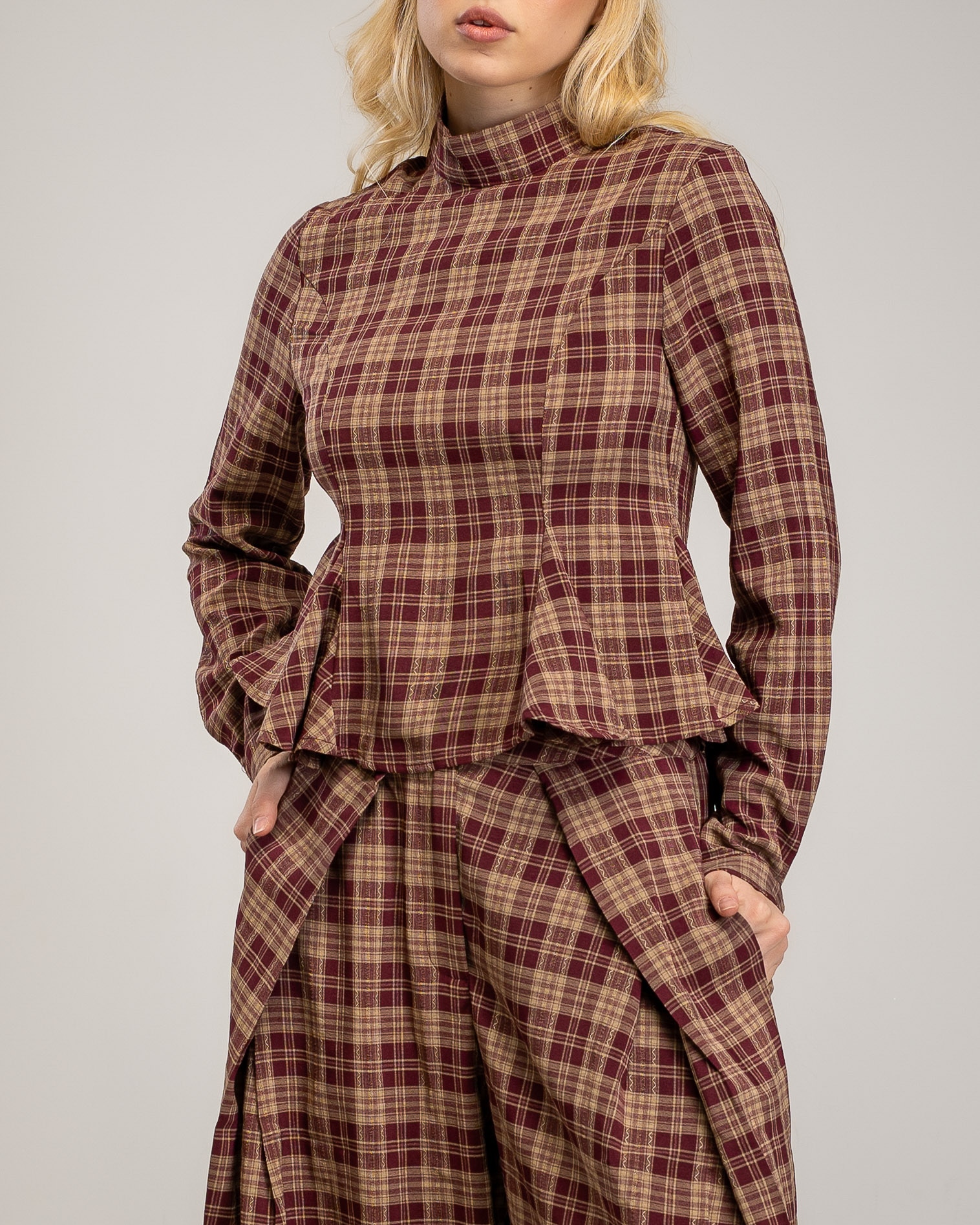 Conjunto de mujer top y pantalon de cuadros, top con bajo estilo peplum, y pantalón conpliegues marcados - Tantra - Burdeos Burdeos-3