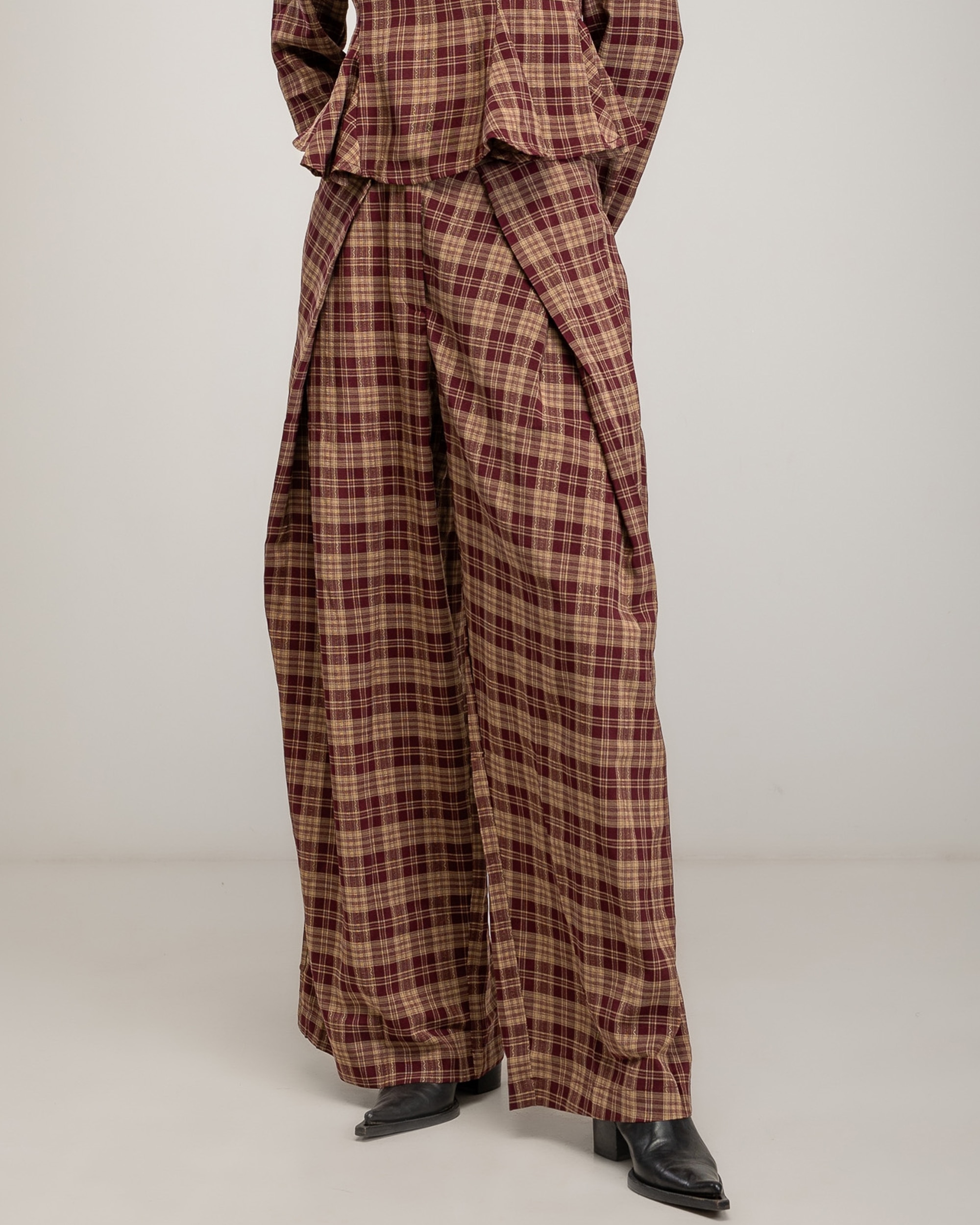 Conjunto de mujer top y pantalon de cuadros, top con bajo estilo peplum, y pantalón conpliegues marcados - Tantra - Burdeos Burdeos-4