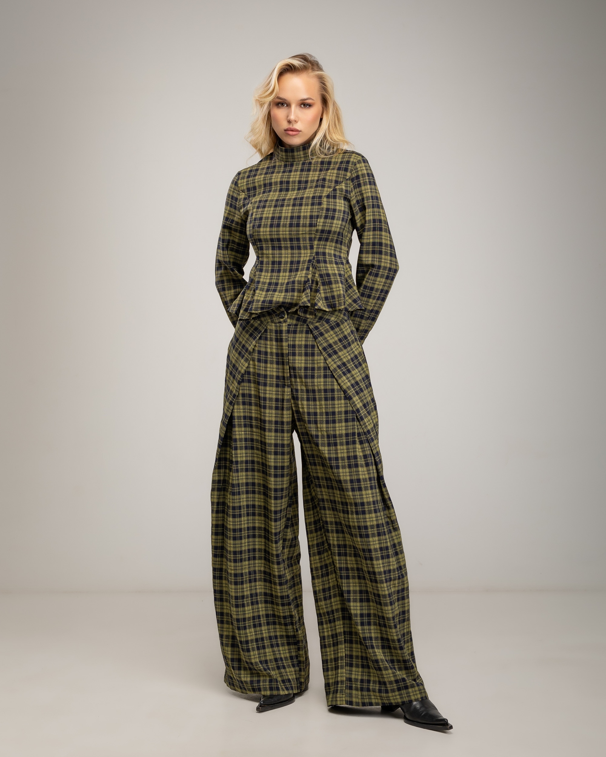 Conjunto de mujer top y pantalon de cuadros, top con bajo estilo peplum, y pantalón conpliegues marcados - Tantra - Verde Verde-1