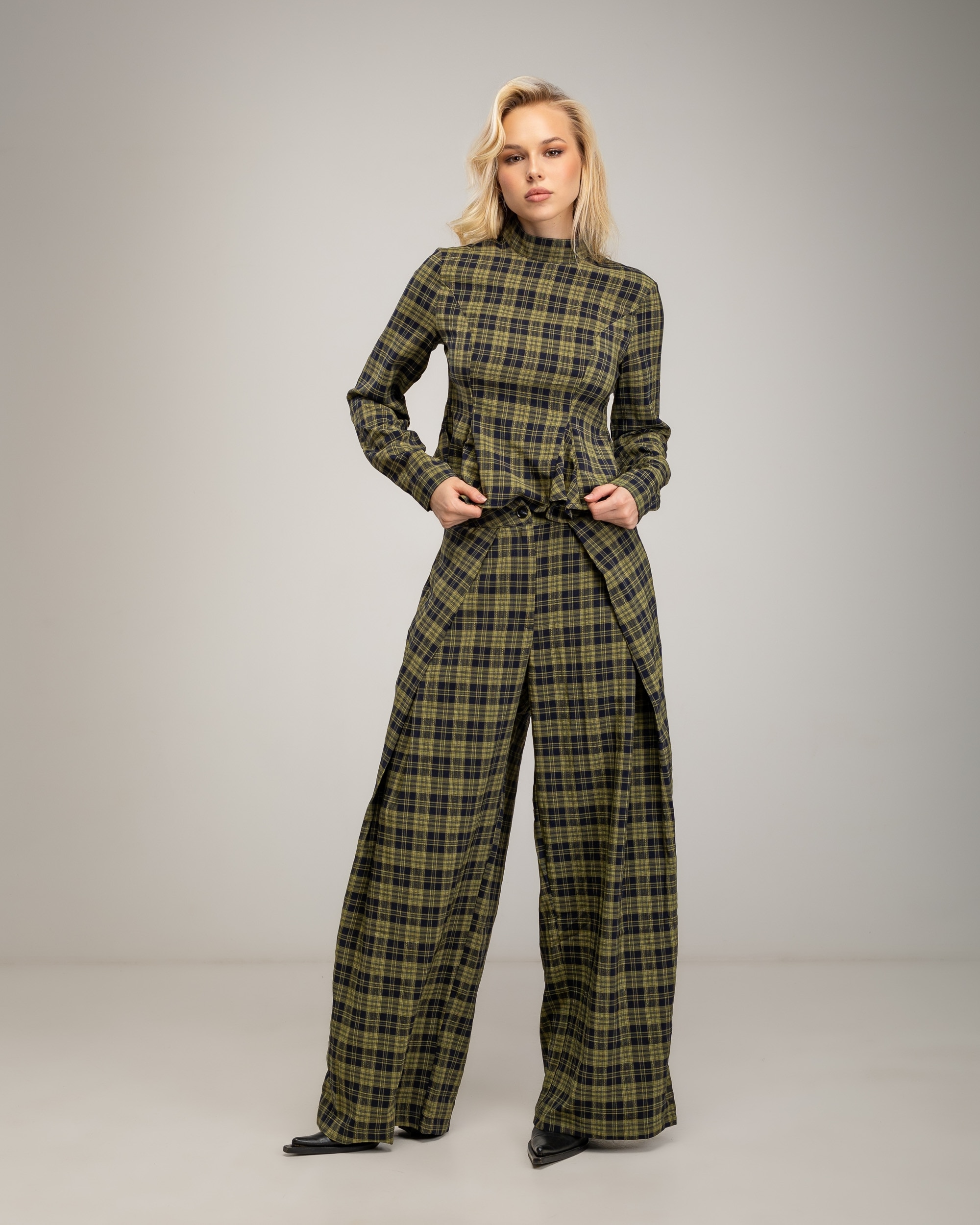 Conjunto de mujer top y pantalon de cuadros, top con bajo estilo peplum, y pantalón conpliegues marcados - Tantra - Verde Verde-4