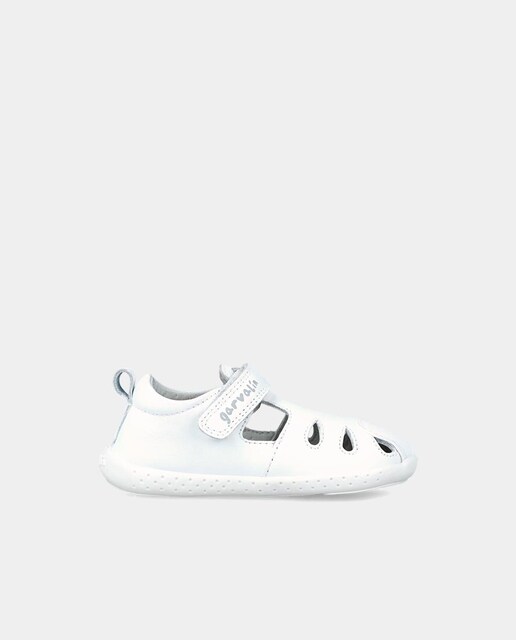 Imagen 0 de Sandalias cerradas de bebés de piel en blanco