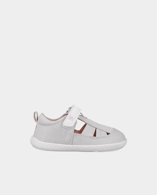 Imagen 0 de Sandalias cerradas de niños realizadas con materiales respetuosos y minimalistas