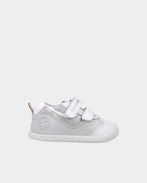 Imagen 0 de Zapatillas deportivas de niña de piel realizadas con materiales respetuosos y minimalistas