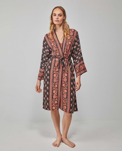Imagen 0 de Bata de mujer con estampado paisley y cinturón