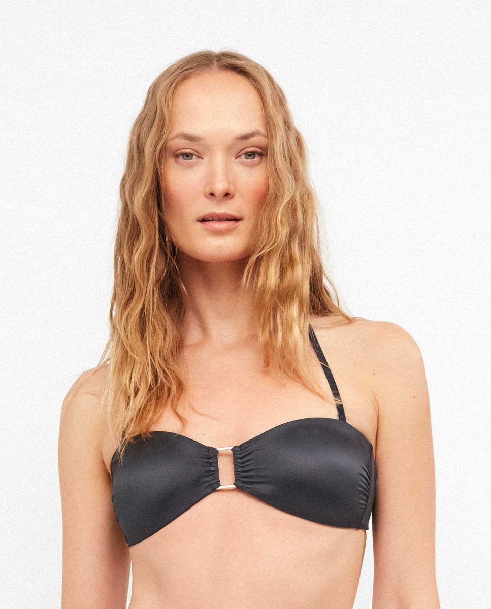 Gisela - Top bikini bandeau en microfibra brillante.