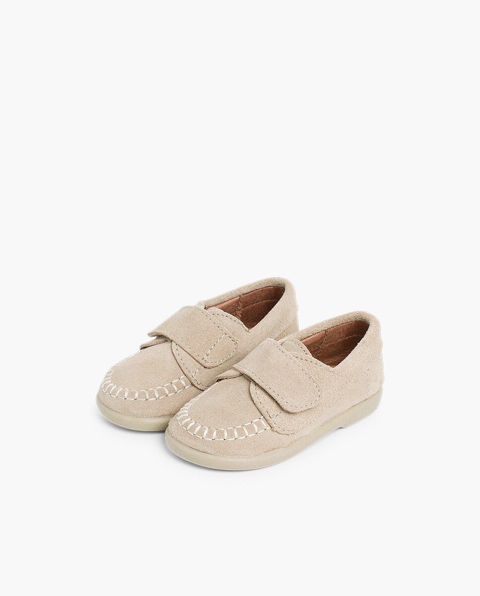 Pisamonas - Zapato de cordones de bebé serraje cinta adherente.