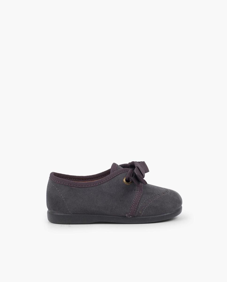 Zapato de cordones de bebé con lazo y picados
